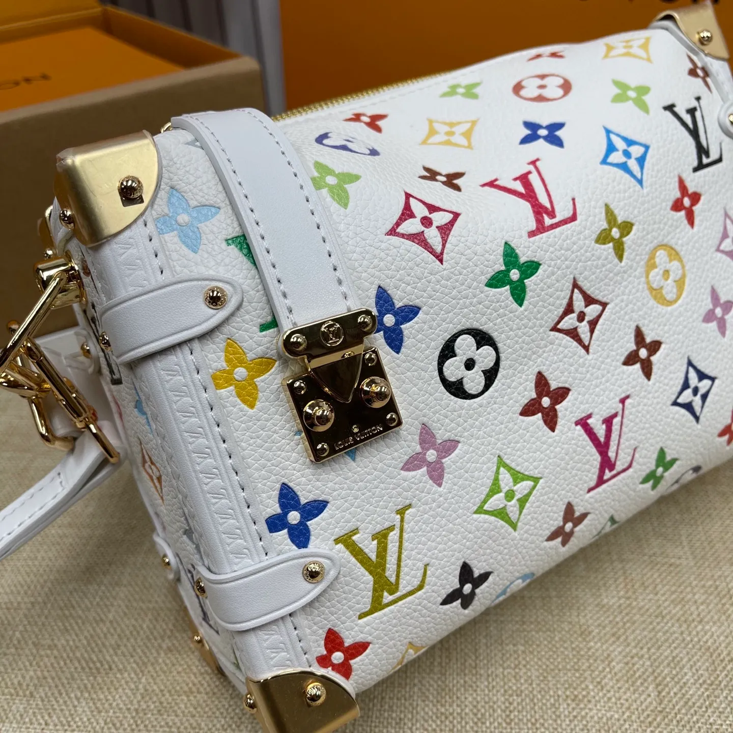[Upgraded version] P560💰💞Tricolor series~Upgraded version·High quality🎁With complete packaging🥰Model: M14046🐶SIDE TRUNK handbag Nicolas Ghesquière repeatedly explored Louis Vuitton's trunk-making heritage to create this Side Trunk small handbag. Monogram canvas is combined with leather trim, and the leather zipper puller creatively connects to the iconic S-lock, and the reinforced metal corners gather the eye. The wide handles and leather spaghetti strap are removable. Dimensions: 23 x 16 x 8 cm