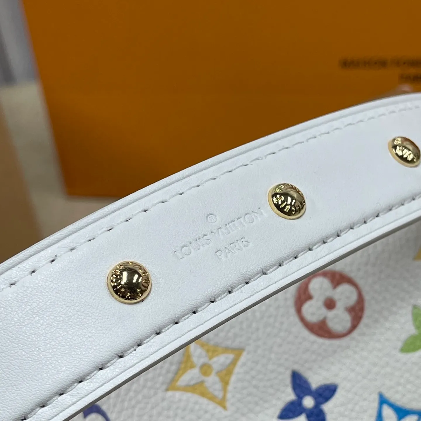 [Upgraded version] P560💰💞Tricolor series~Upgraded version·High quality🎁With complete packaging🥰Model: M14046🐶SIDE TRUNK handbag Nicolas Ghesquière repeatedly explored Louis Vuitton's trunk-making heritage to create this Side Trunk small handbag. Monogram canvas is combined with leather trim, and the leather zipper puller creatively connects to the iconic S-lock, and the reinforced metal corners gather the eye. The wide handles and leather spaghetti strap are removable. Dimensions: 23 x 16 x 8 cm