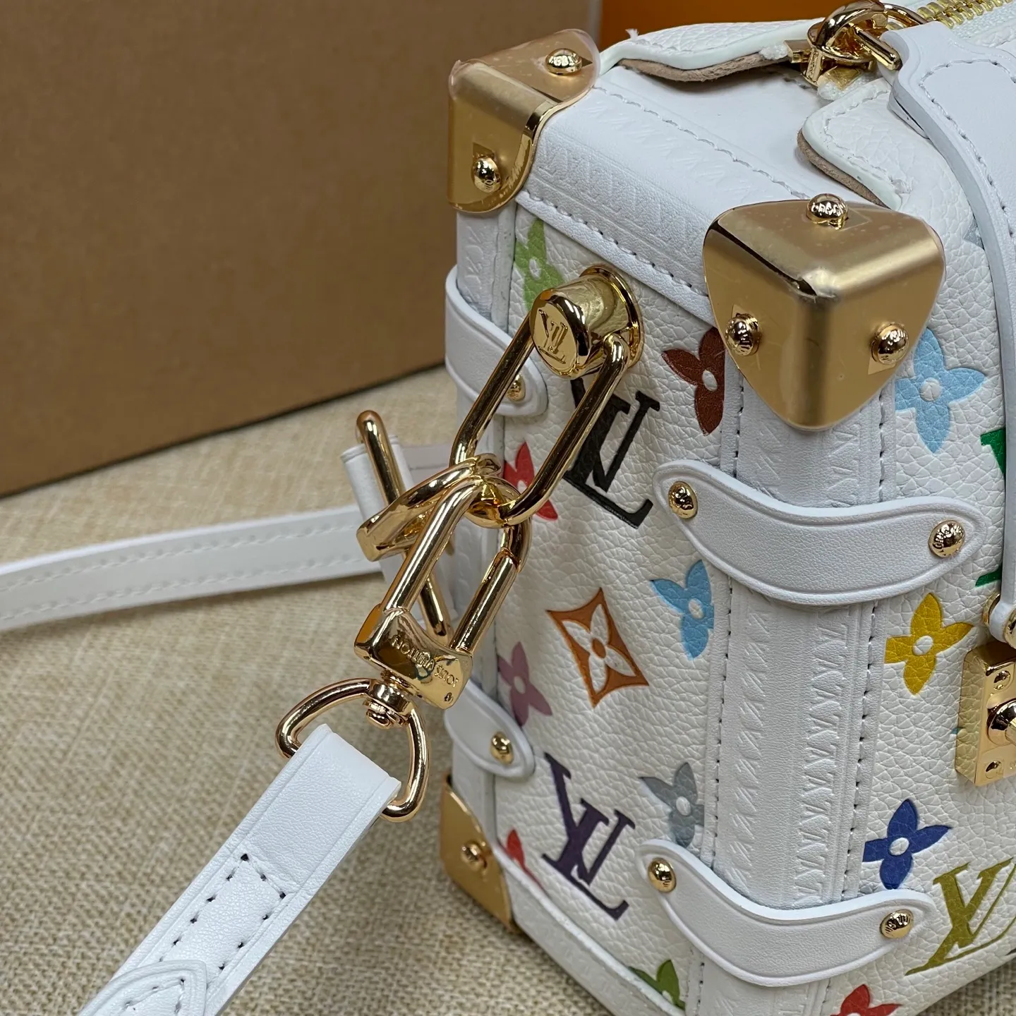 [Upgraded version] P560💰💞Tricolor series~Upgraded version·High quality🎁With complete packaging🥰Model: M14046🐶SIDE TRUNK handbag Nicolas Ghesquière repeatedly explored Louis Vuitton's trunk-making heritage to create this Side Trunk small handbag. Monogram canvas is combined with leather trim, and the leather zipper puller creatively connects to the iconic S-lock, and the reinforced metal corners gather the eye. The wide handles and leather spaghetti strap are removable. Dimensions: 23 x 16 x 8 cm