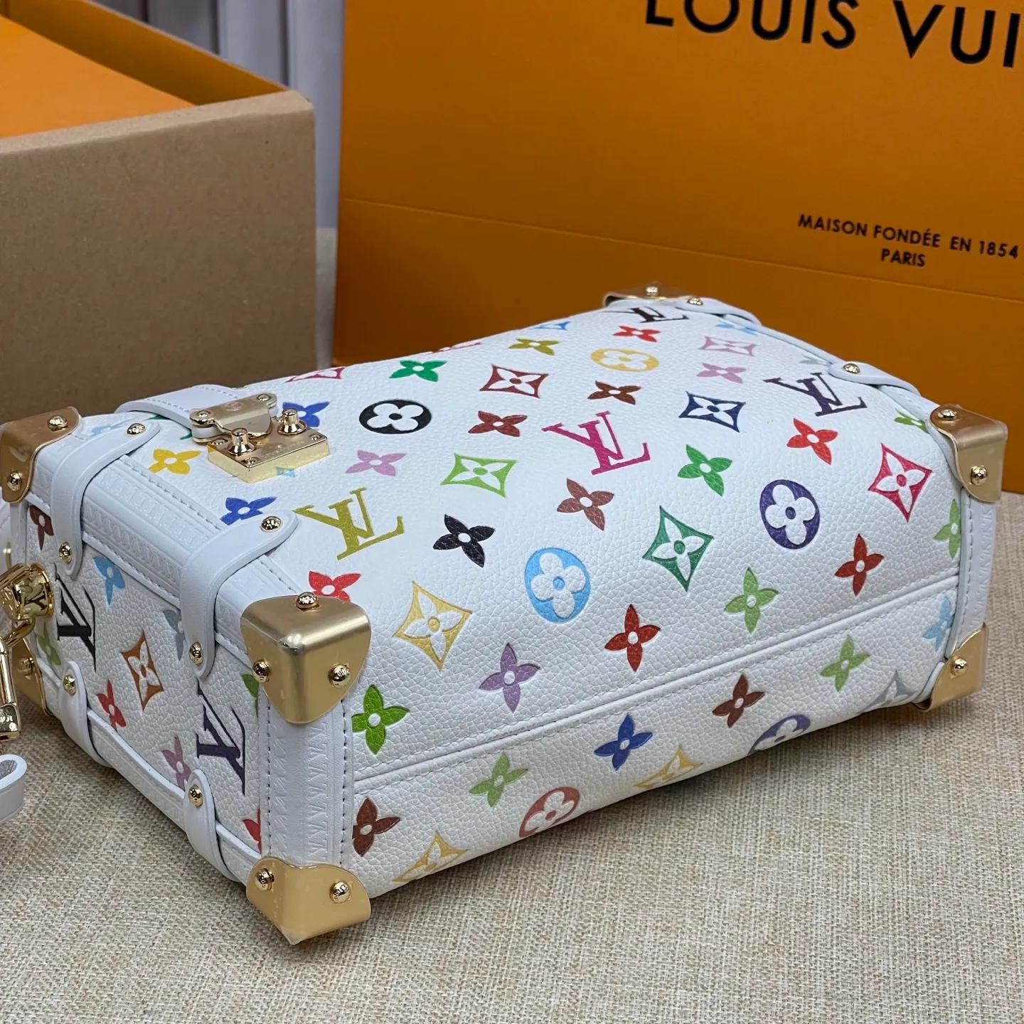 [Upgraded version] P560💰💞Tricolor series~Upgraded version·High quality🎁With complete packaging🥰Model: M14046🐶SIDE TRUNK handbag Nicolas Ghesquière repeatedly explored Louis Vuitton's trunk-making heritage to create this Side Trunk small handbag. Monogram canvas is combined with leather trim, and the leather zipper puller creatively connects to the iconic S-lock, and the reinforced metal corners gather the eye. The wide handles and leather spaghetti strap are removable. Dimensions: 23 x 16 x 8 cm