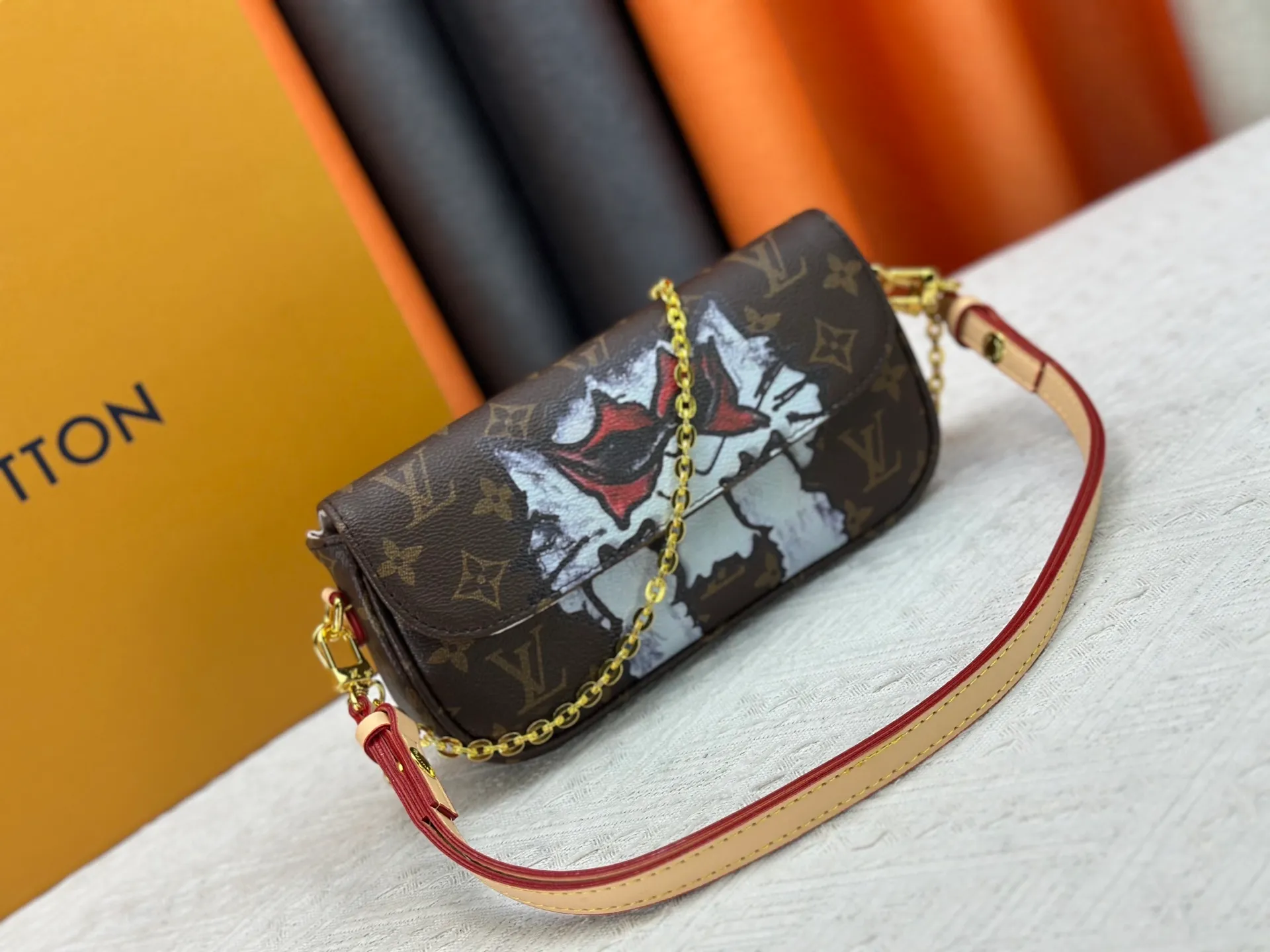 P220 M15148 M81911. LV Travels With Grace Coddington series launches this Wallet On Chain wy handbag, which presents hand-painted cat illustrations on Monogram canvas, telling the artist's love for cats. The detachable metal chain unlocks multiple carrying options, and the interior features patch pockets, zipper pockets and card compartments. Size: 23.5x12x4.3cm