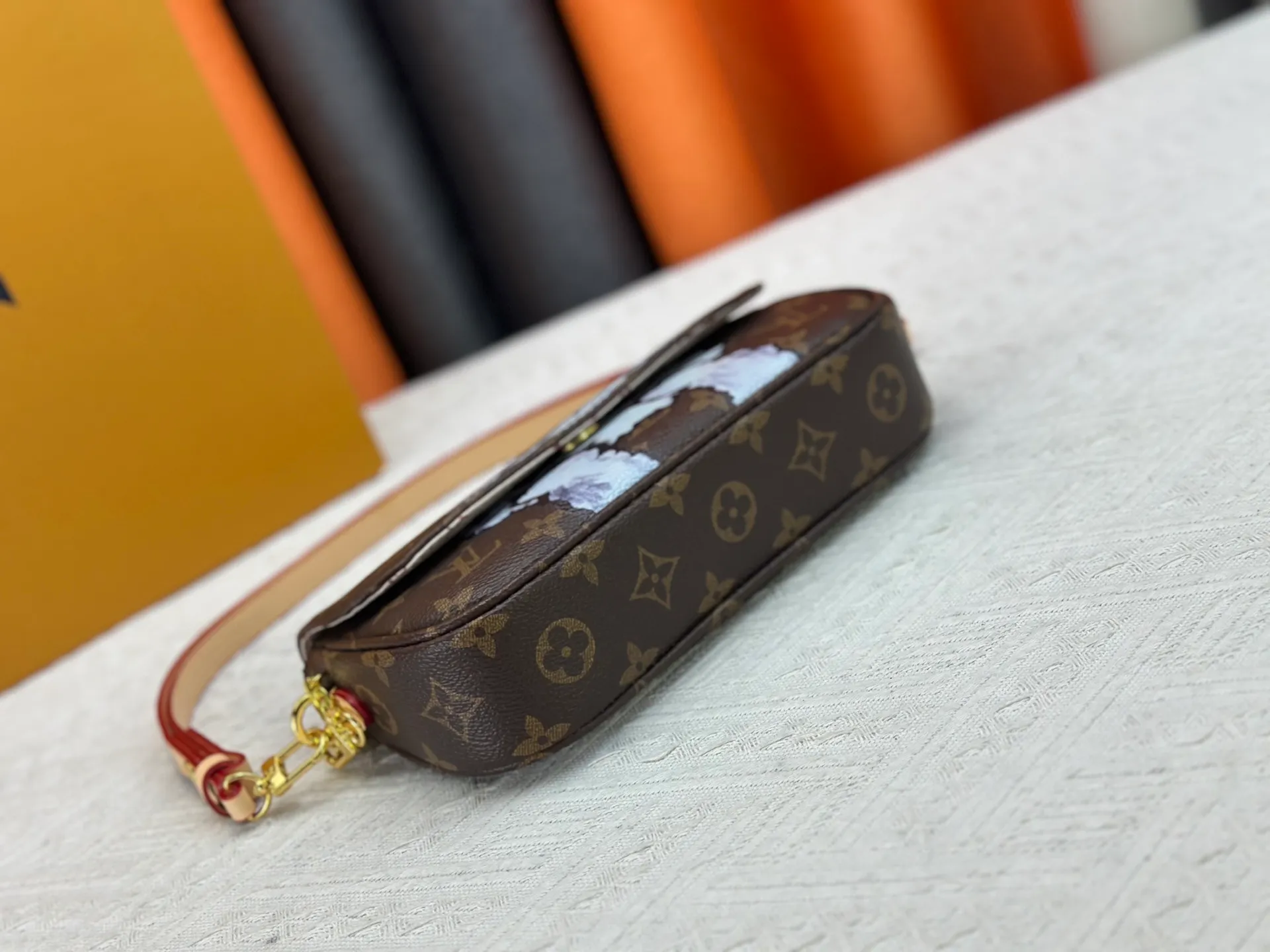 P220 M15148 M81911. LV Travels With Grace Coddington series launches this Wallet On Chain wy handbag, which presents hand-painted cat illustrations on Monogram canvas, telling the artist's love for cats. The detachable metal chain unlocks multiple carrying options, and the interior features patch pockets, zipper pockets and card compartments. Size: 23.5x12x4.3cm