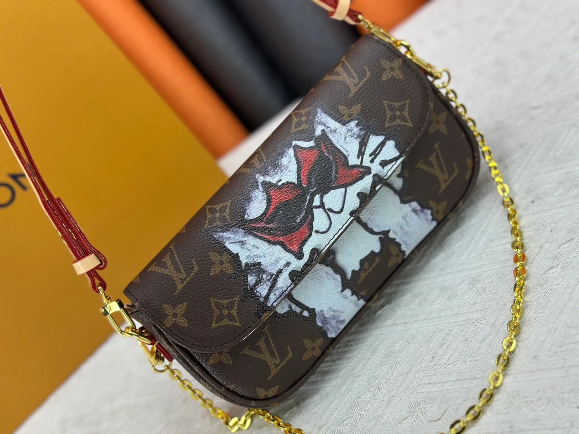 P220 M15148 M81911. LV Travels With Grace Coddington series launches this Wallet On Chain wy handbag, which presents hand-painted cat illustrations on Monogram canvas, telling the artist's love for cats. The detachable metal chain unlocks multiple carrying options, and the interior features patch pockets, zipper pockets and card compartments. Size: 23.5x12x4.3cm