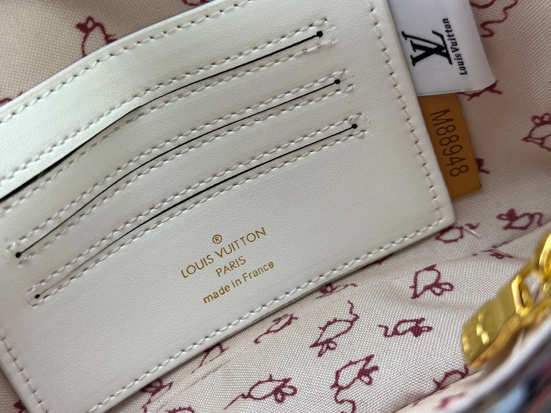 P220 M15148 M81911. LV Travels With Grace Coddington series launches this Wallet On Chain wy handbag, which presents hand-painted cat illustrations on Monogram canvas, telling the artist's love for cats. The detachable metal chain unlocks multiple carrying options, and the interior features patch pockets, zipper pockets and card compartments. Size: 23.5x12x4.3cm
