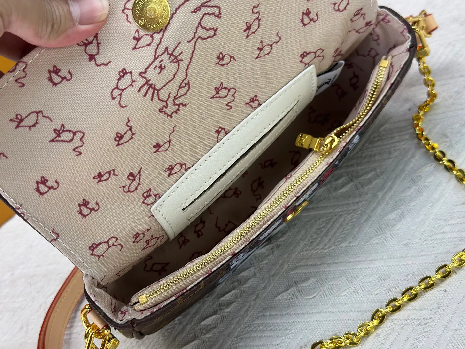 P220 M15148 M81911. LV Travels With Grace Coddington series launches this Wallet On Chain wy handbag, which presents hand-painted cat illustrations on Monogram canvas, telling the artist's love for cats. The detachable metal chain unlocks multiple carrying options, and the interior features patch pockets, zipper pockets and card compartments. Size: 23.5x12x4.3cm