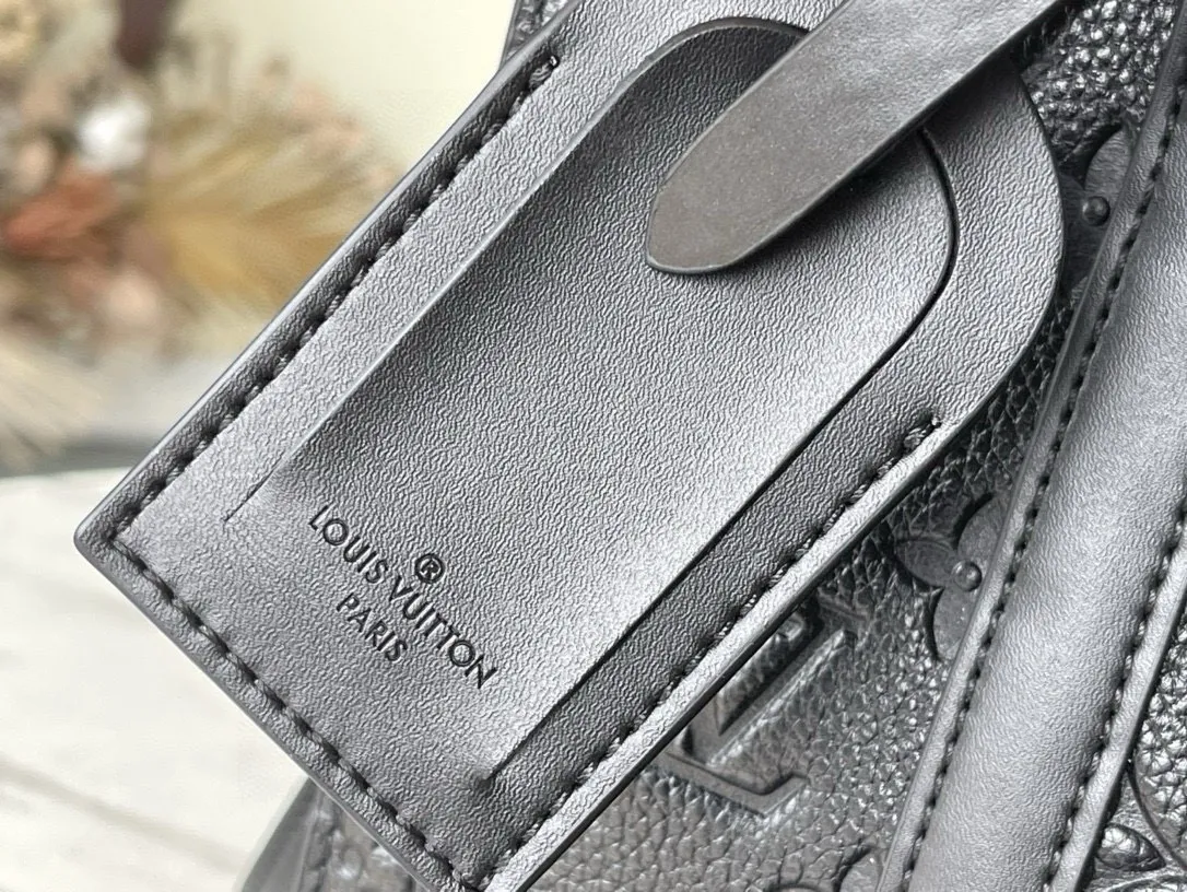 💰1080 (top-grain leather) Top original order M59960 The new Sac Plat Cross handbag is modeled on the classic Sac Plat handbag. It is made of gorgeous Taurillon leather, combined with exquisite details such as leather reinforcement straps and name brands, and is equipped with a wide-mouth zipper closure. The detachable shoulder strap allows for multiple carrying options. Dimensions: 26 x 28.5 x 6 cm