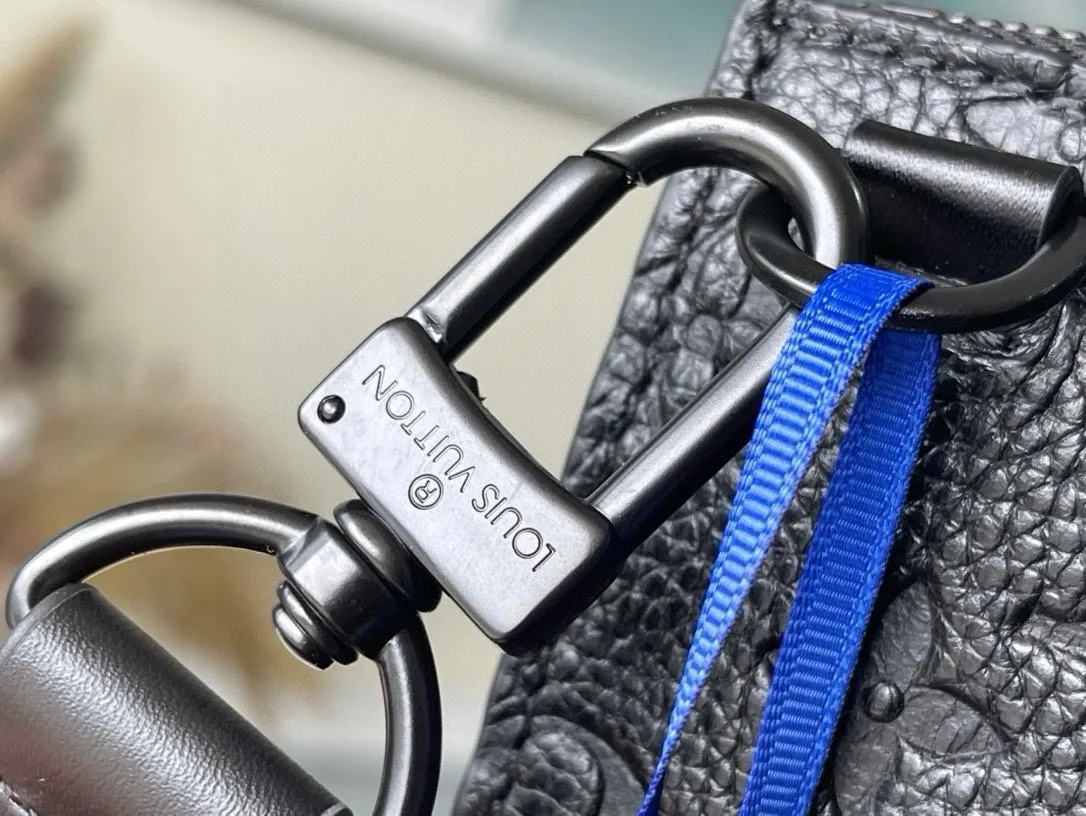 💰1080 (top-grain leather) Top original order M59960 The new Sac Plat Cross handbag is modeled on the classic Sac Plat handbag. It is made of gorgeous Taurillon leather, combined with exquisite details such as leather reinforcement straps and name brands, and is equipped with a wide-mouth zipper closure. The detachable shoulder strap allows for multiple carrying options. Dimensions: 26 x 28.5 x 6 cm