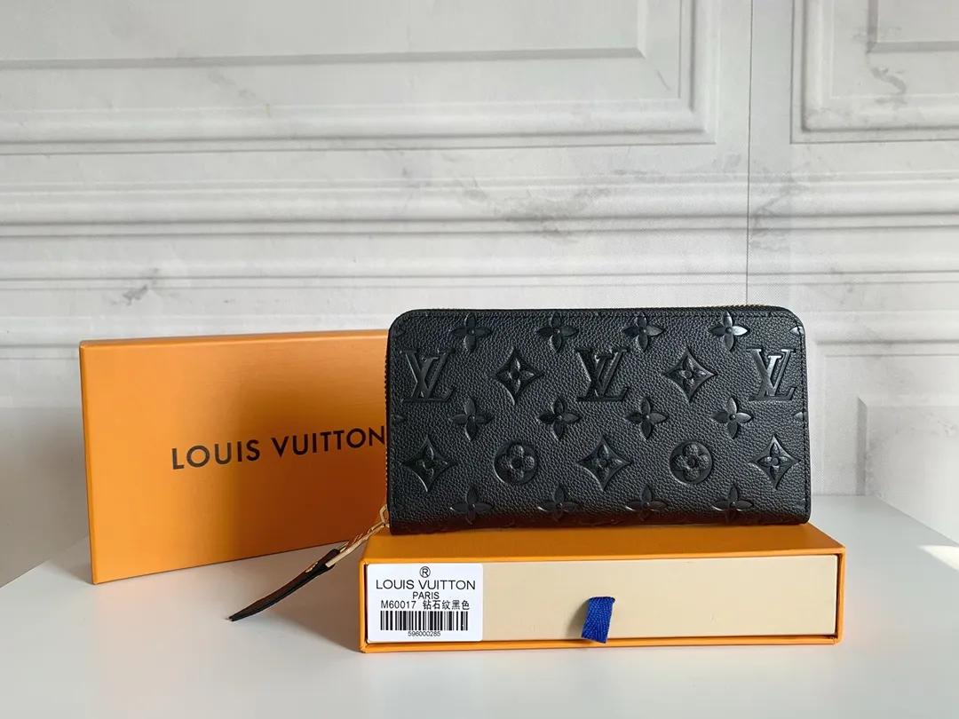 💰120 💎Upgraded original version 🇫🇷 Diamond pattern embossed material: embossed cowhide Introduction: 📢There are 8 credit card slots 3 large compartments to store banknotes Small zipper coin bag 3 flat bags to store bills 💋💋 Model: 60017 diamond pattern Model: 19x10.
