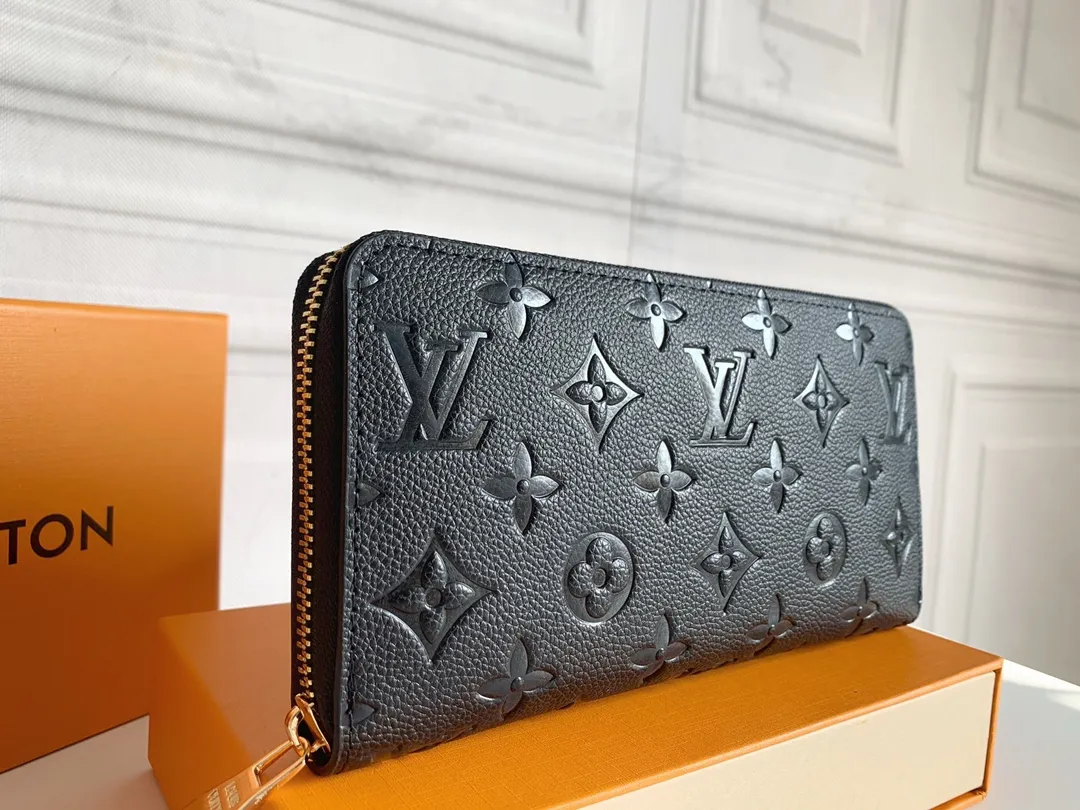 💰120 💎Upgraded original version 🇫🇷 Diamond pattern embossed material: embossed cowhide Introduction: 📢There are 8 credit card slots 3 large compartments to store banknotes Small zipper coin bag 3 flat bags to store bills 💋💋 Model: 60017 diamond pattern Model: 19x10.