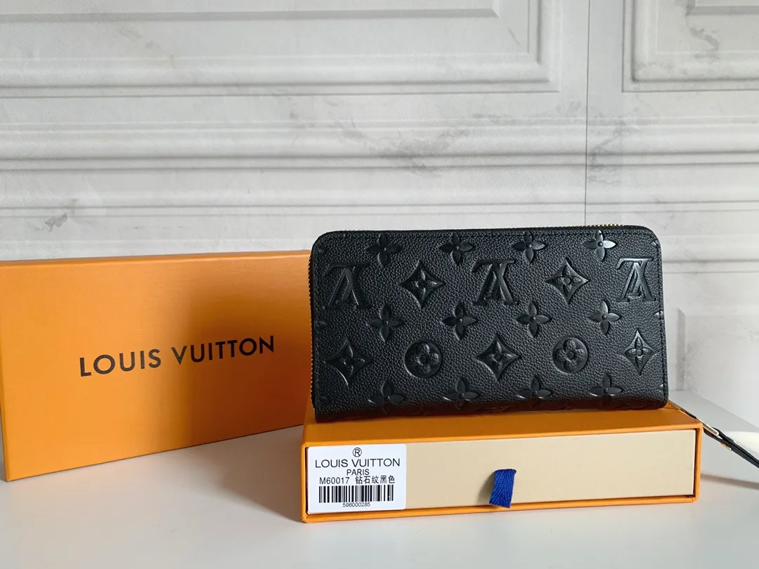 💰120 💎Upgraded original version 🇫🇷 Diamond pattern embossed material: embossed cowhide Introduction: 📢There are 8 credit card slots 3 large compartments to store banknotes Small zipper coin bag 3 flat bags to store bills 💋💋 Model: 60017 diamond pattern Model: 19x10.