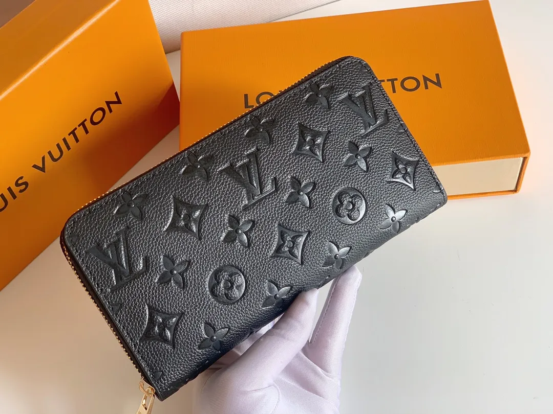 💰120 💎Upgraded original version 🇫🇷 Diamond pattern embossed material: embossed cowhide Introduction: 📢There are 8 credit card slots 3 large compartments to store banknotes Small zipper coin bag 3 flat bags to store bills 💋💋 Model: 60017 diamond pattern Model: 19x10.