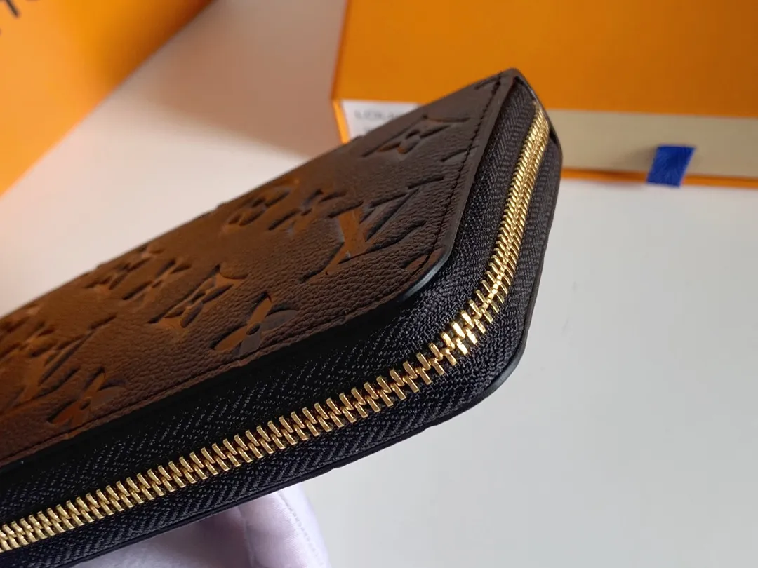 💰120 💎Upgraded original version 🇫🇷 Diamond pattern embossed material: embossed cowhide Introduction: 📢There are 8 credit card slots 3 large compartments to store banknotes Small zipper coin bag 3 flat bags to store bills 💋💋 Model: 60017 diamond pattern Model: 19x10.