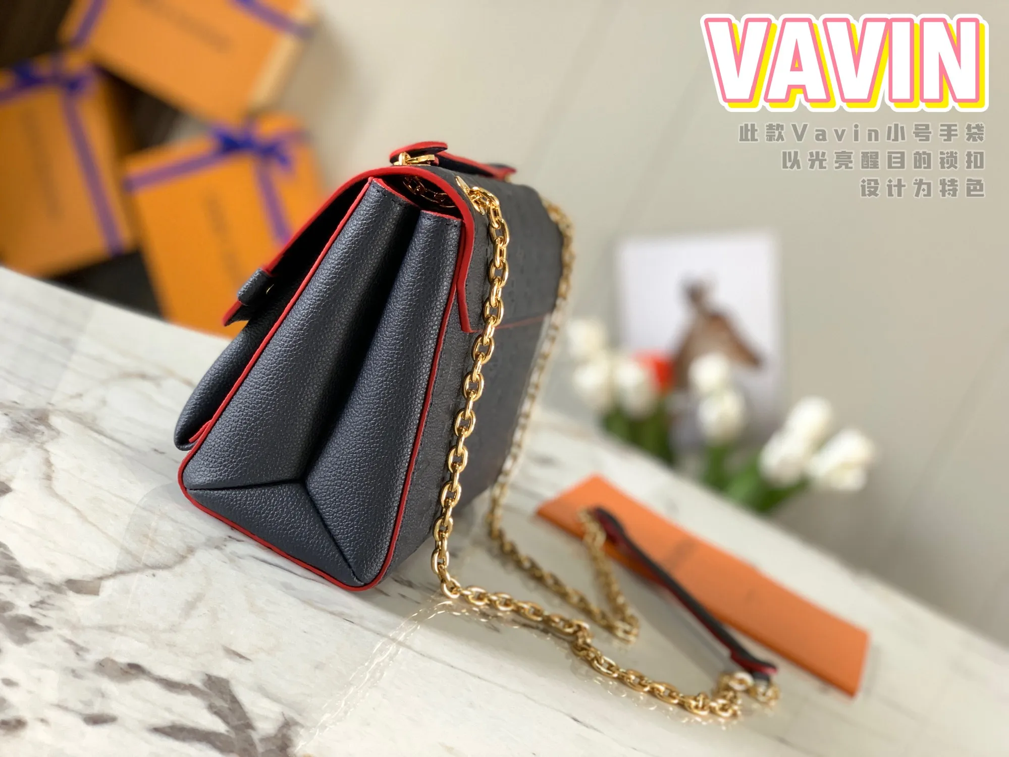 P1360 [Original Leather 💋 M52271 Navy Blue Embossed] This small VAVIN handbag is made of a mixture of smooth and embossed Monogram Empreinte cowhide. This small Vavin handbag features a bright and eye-catching lock design. Soft and lightweight, fashionable and casual, an easy choice for daily carrying. Comes with an adjustable leather chain strap that can be worn on the shoulder or cross-body. Detailed dimensions: 25.0 x 17.0 x 9.5 cm