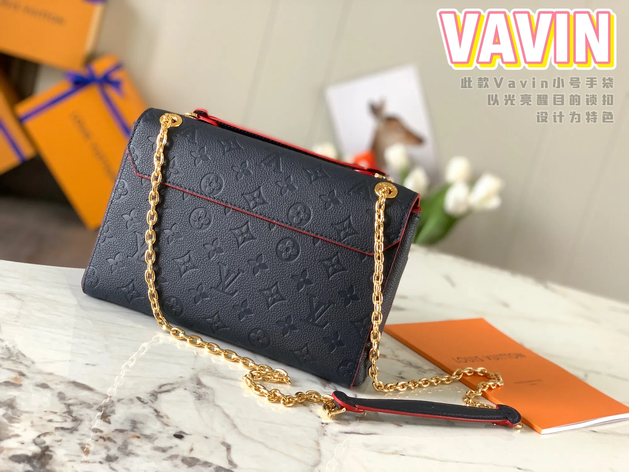 P1360 [Original Leather 💋 M52271 Navy Blue Embossed] This small VAVIN handbag is made of a mixture of smooth and embossed Monogram Empreinte cowhide. This small Vavin handbag features a bright and eye-catching lock design. Soft and lightweight, fashionable and casual, an easy choice for daily carrying. Comes with an adjustable leather chain strap that can be worn on the shoulder or cross-body. Detailed dimensions: 25.0 x 17.0 x 9.5 cm