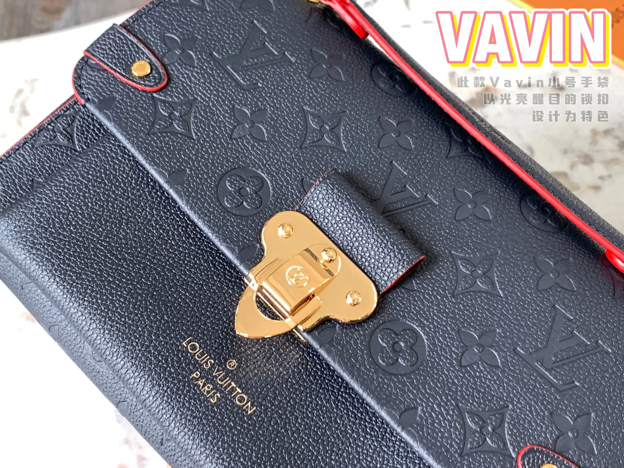 P1360 [Original Leather 💋 M52271 Navy Blue Embossed] This small VAVIN handbag is made of a mixture of smooth and embossed Monogram Empreinte cowhide. This small Vavin handbag features a bright and eye-catching lock design. Soft and lightweight, fashionable and casual, an easy choice for daily carrying. Comes with an adjustable leather chain strap that can be worn on the shoulder or cross-body. Detailed dimensions: 25.0 x 17.0 x 9.5 cm