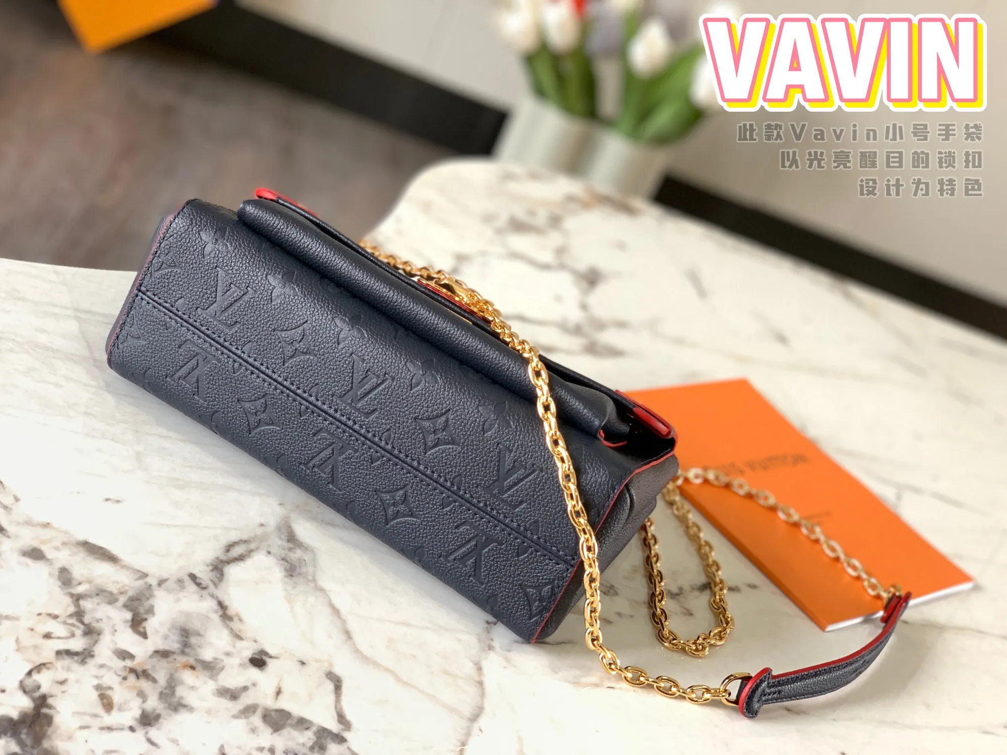 P1360 [Original Leather 💋 M52271 Navy Blue Embossed] This small VAVIN handbag is made of a mixture of smooth and embossed Monogram Empreinte cowhide. This small Vavin handbag features a bright and eye-catching lock design. Soft and lightweight, fashionable and casual, an easy choice for daily carrying. Comes with an adjustable leather chain strap that can be worn on the shoulder or cross-body. Detailed dimensions: 25.0 x 17.0 x 9.5 cm