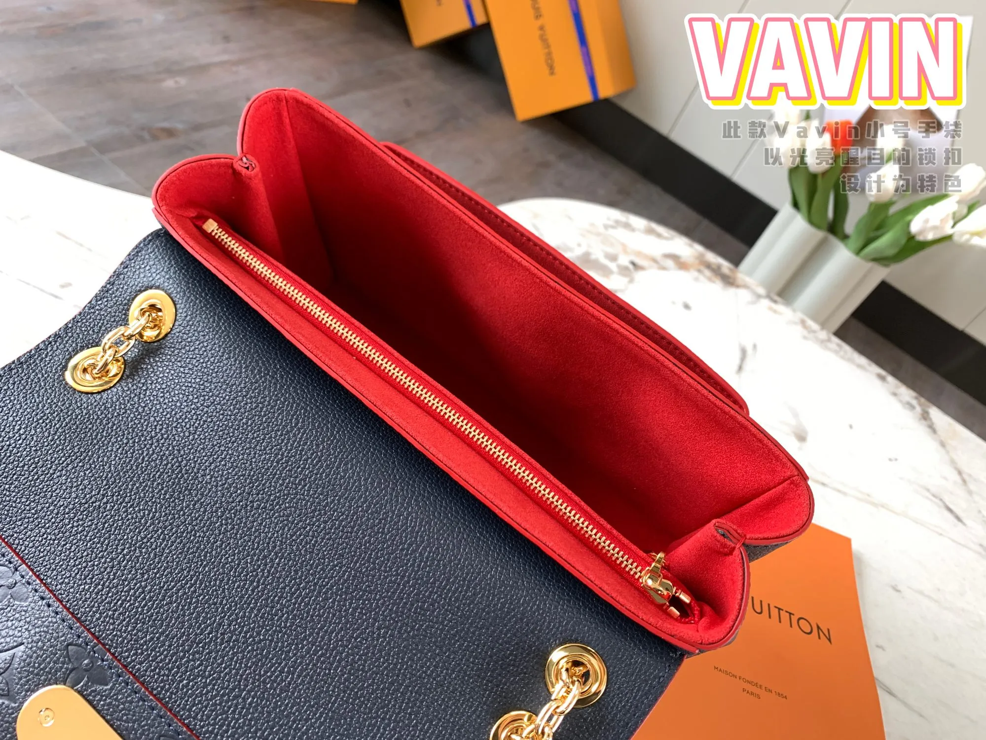 P1360 [Original Leather 💋 M52271 Navy Blue Embossed] This small VAVIN handbag is made of a mixture of smooth and embossed Monogram Empreinte cowhide. This small Vavin handbag features a bright and eye-catching lock design. Soft and lightweight, fashionable and casual, an easy choice for daily carrying. Comes with an adjustable leather chain strap that can be worn on the shoulder or cross-body. Detailed dimensions: 25.0 x 17.0 x 9.5 cm