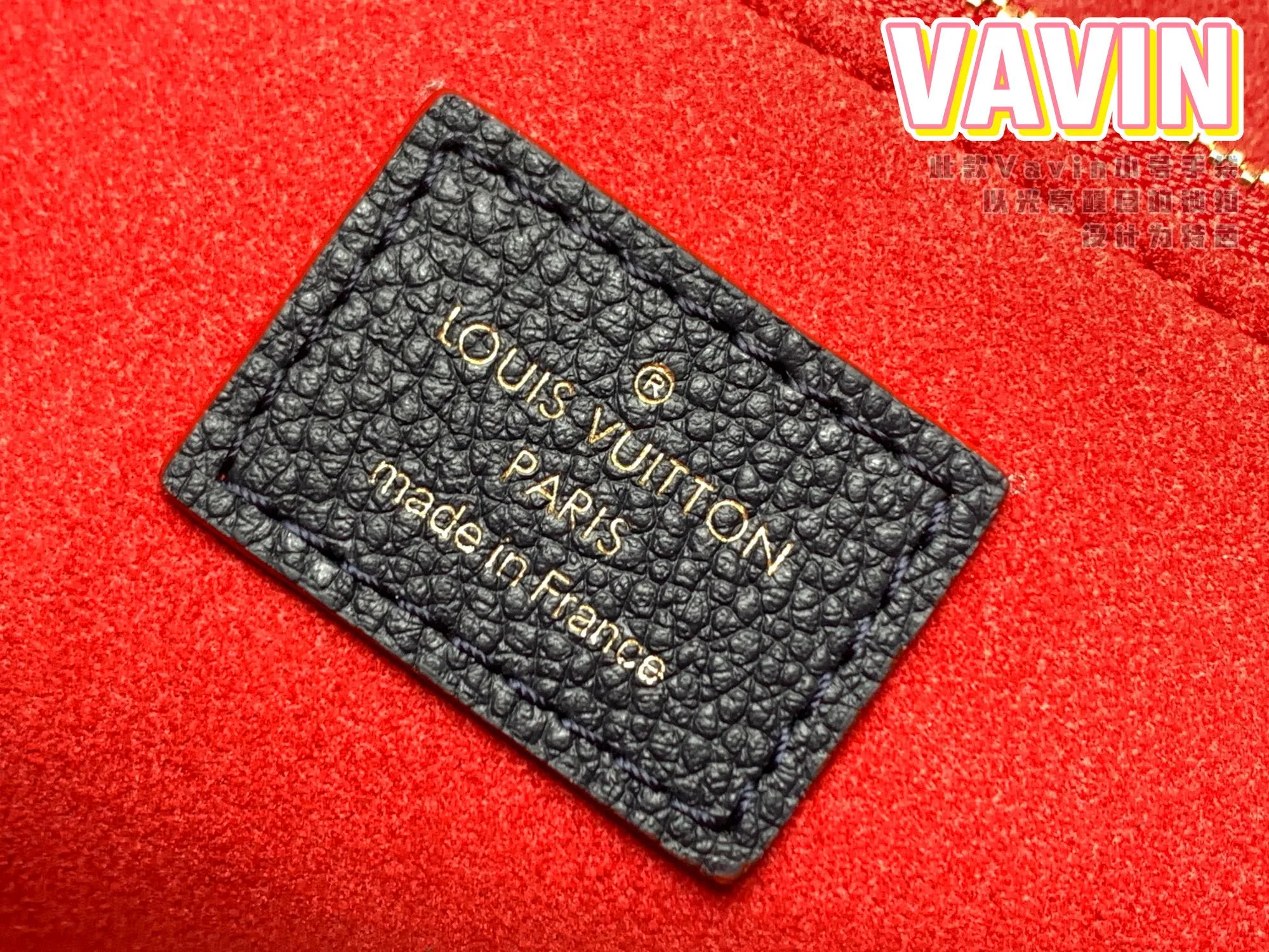 P1360 [Original Leather 💋 M52271 Navy Blue Embossed] This small VAVIN handbag is made of a mixture of smooth and embossed Monogram Empreinte cowhide. This small Vavin handbag features a bright and eye-catching lock design. Soft and lightweight, fashionable and casual, an easy choice for daily carrying. Comes with an adjustable leather chain strap that can be worn on the shoulder or cross-body. Detailed dimensions: 25.0 x 17.0 x 9.5 cm