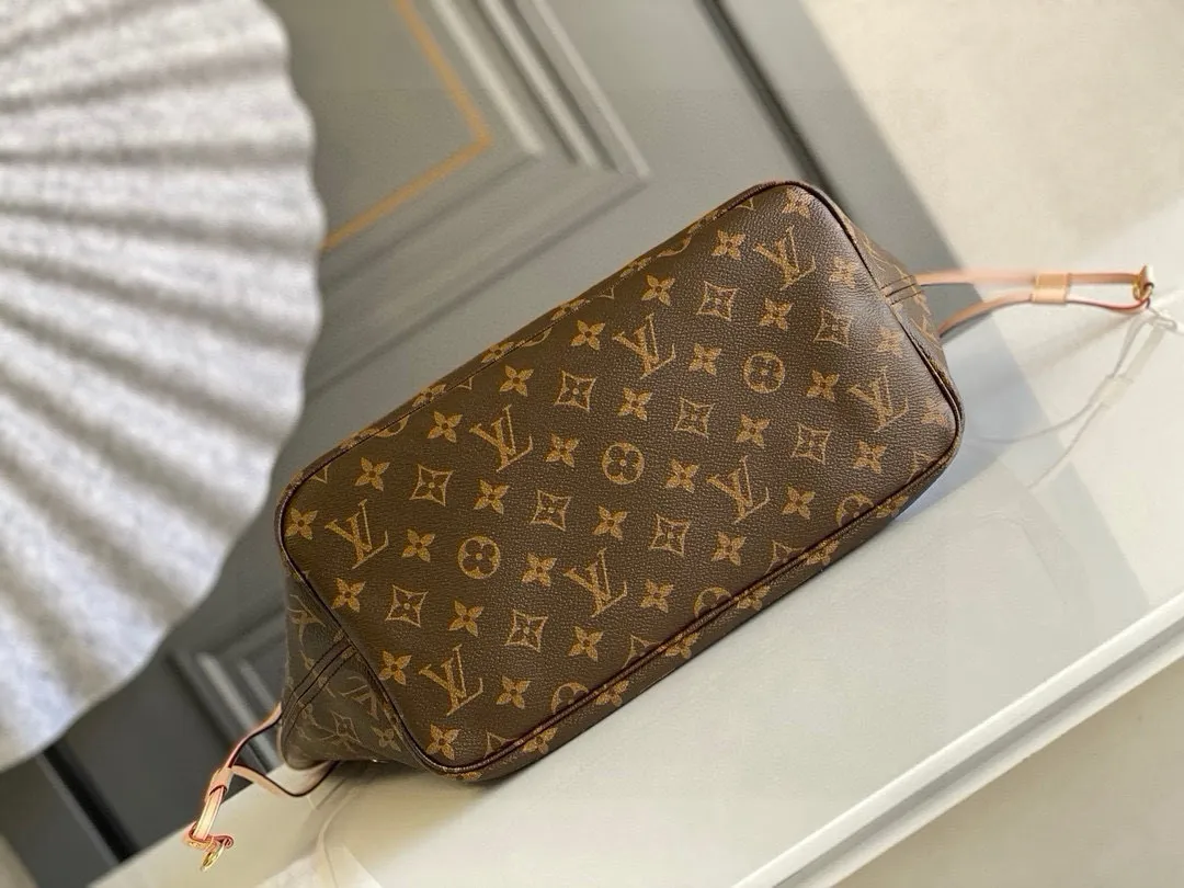 💰760 (medium steel nails) top original order M40995 NEVERFULL medium handbag Neverfull classic handbag, explore the exquisite details inside the bag. The redesigned interior pockets feature a fresh fabric lining, especially the detachable zippered clutch, which can be used alone as a sophisticated clutch or as an additional pocket. Bright lining tones add a more lively feel to Monogram's classic canvas. Detailed features 31 x 28 x 14 cm (Length x Height x Width) Redesigned interior pocket with details inspired by the Louis Vuitton archives Pocket lined with linen fabric Removable zipped clutch with tonal interior pocket Natural cowhide leather trim Shiny gold-tone hardware Handles: Double handle