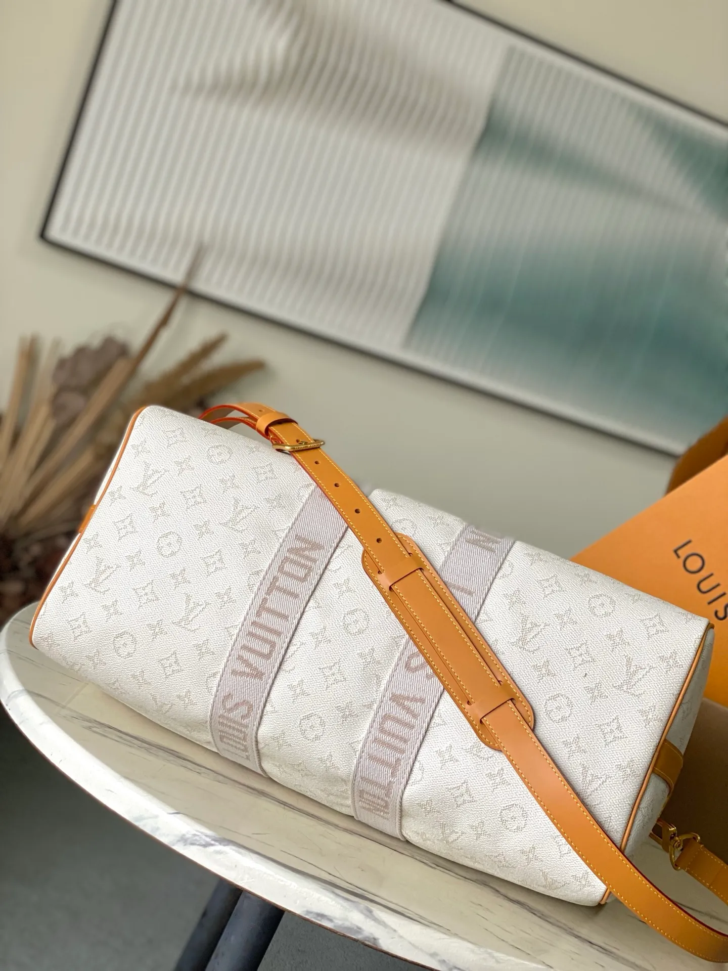 💰1180 Top original order M14838 This Keepall Bandouliere 45 travel bag is made of Monogram Heritage coated canvas, conveying the cruise travel style with gorgeous style. The restrained color scheme and distressed metal pieces exude sophistication, while the soft cowhide leather details reflect the brand's exquisite craftsmanship. The top handle and removable and adjustable shoulder strap allow for a variety of carrying options. Dimensions: 45 × 27 × 20 cm