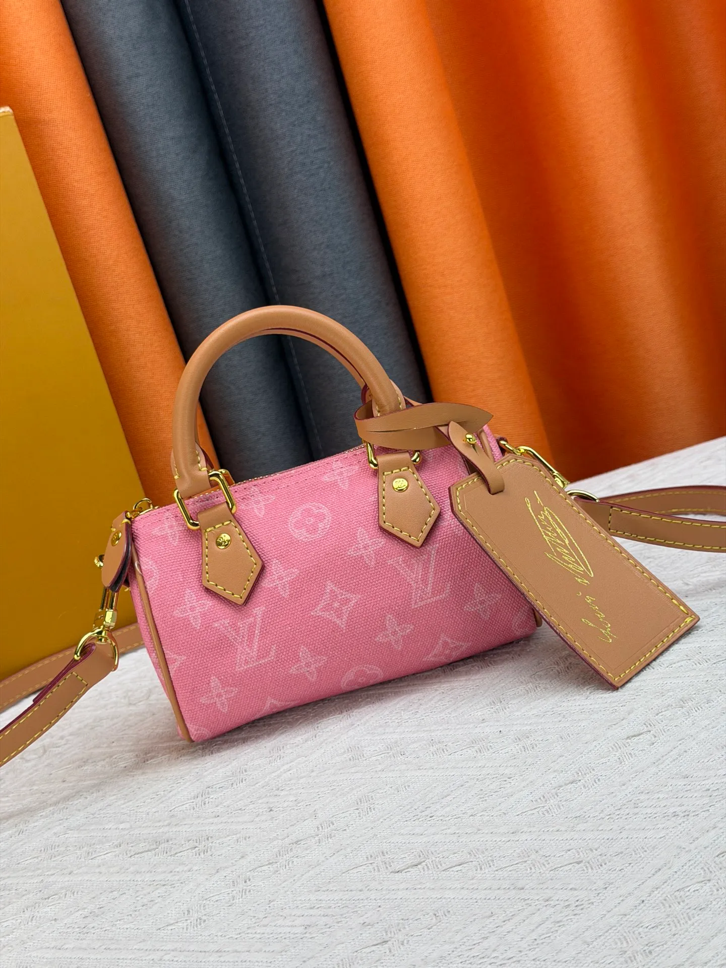 P220 M28322 Red M28323 M27610 M81085 [Exclusive background shot] This Nano Speedy handbag condenses the configuration of Louis Vuitton's classic Speedy handbag. It is made of Monogram canvas with distressed cow leather details and dazzling metal parts, making it easy to carry with you every day. The handles and removable and adjustable shoulder strap allow for a variety of styling possibilities. 16.0 x 10.0 x 7.5 cm (L x H x W) • Monogram coated canvas • Cow leather trim • Metal hardware • Zipper closure • Space to store daily necessities such as a 6.1-inch smartphone, card holder and lipstick • Shoulder strap: removable, adjustable • Half-length strap: 45.5 cm • Half-length strap adjustable to: 54.0 cm • Handle: Double handle