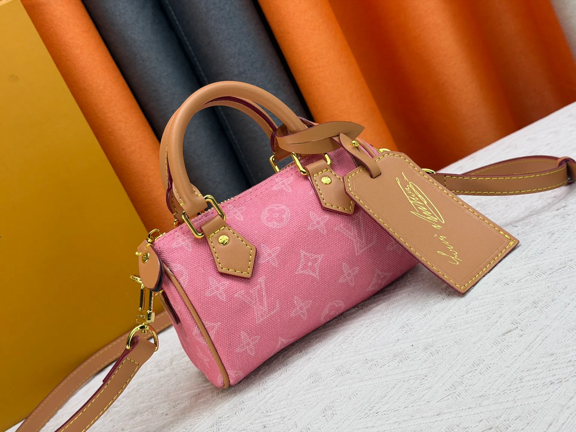 P220 M28322 Red M28323 M27610 M81085 [Exclusive background shot] This Nano Speedy handbag condenses the configuration of Louis Vuitton's classic Speedy handbag. It is made of Monogram canvas with distressed cow leather details and dazzling metal parts, making it easy to carry with you every day. The handles and removable and adjustable shoulder strap allow for a variety of styling possibilities. 16.0 x 10.0 x 7.5 cm (L x H x W) • Monogram coated canvas • Cow leather trim • Metal hardware • Zipper closure • Space to store daily necessities such as a 6.1-inch smartphone, card holder and lipstick • Shoulder strap: removable, adjustable • Half-length strap: 45.5 cm • Half-length strap adjustable to: 54.0 cm • Handle: Double handle