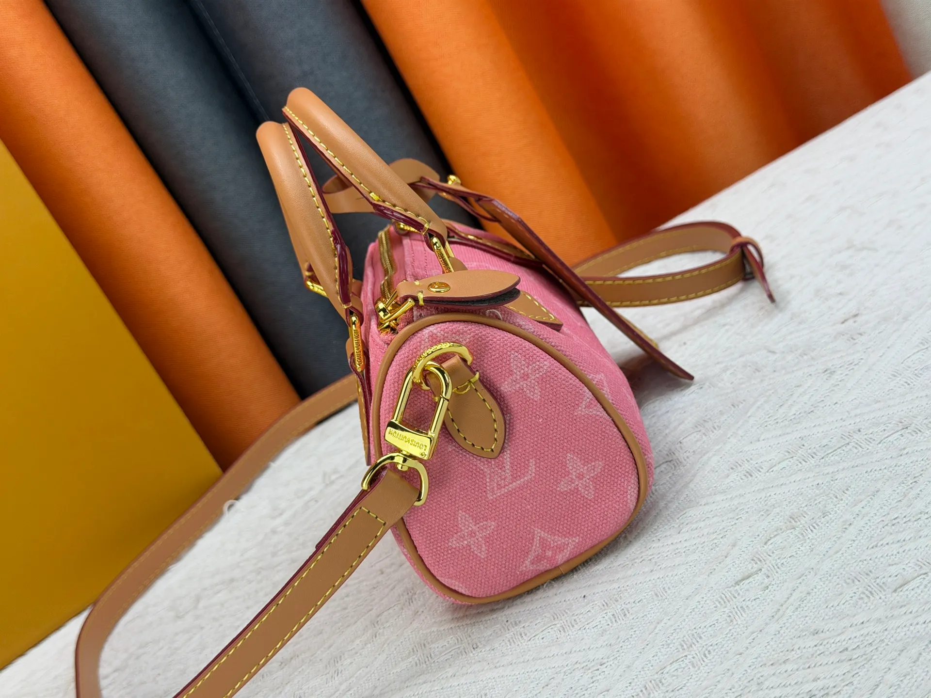 P220 M28322 Red M28323 M27610 M81085 [Exclusive background shot] This Nano Speedy handbag condenses the configuration of Louis Vuitton's classic Speedy handbag. It is made of Monogram canvas with distressed cow leather details and dazzling metal parts, making it easy to carry with you every day. The handles and removable and adjustable shoulder strap allow for a variety of styling possibilities. 16.0 x 10.0 x 7.5 cm (L x H x W) • Monogram coated canvas • Cow leather trim • Metal hardware • Zipper closure • Space to store daily necessities such as a 6.1-inch smartphone, card holder and lipstick • Shoulder strap: removable, adjustable • Half-length strap: 45.5 cm • Half-length strap adjustable to: 54.0 cm • Handle: Double handle