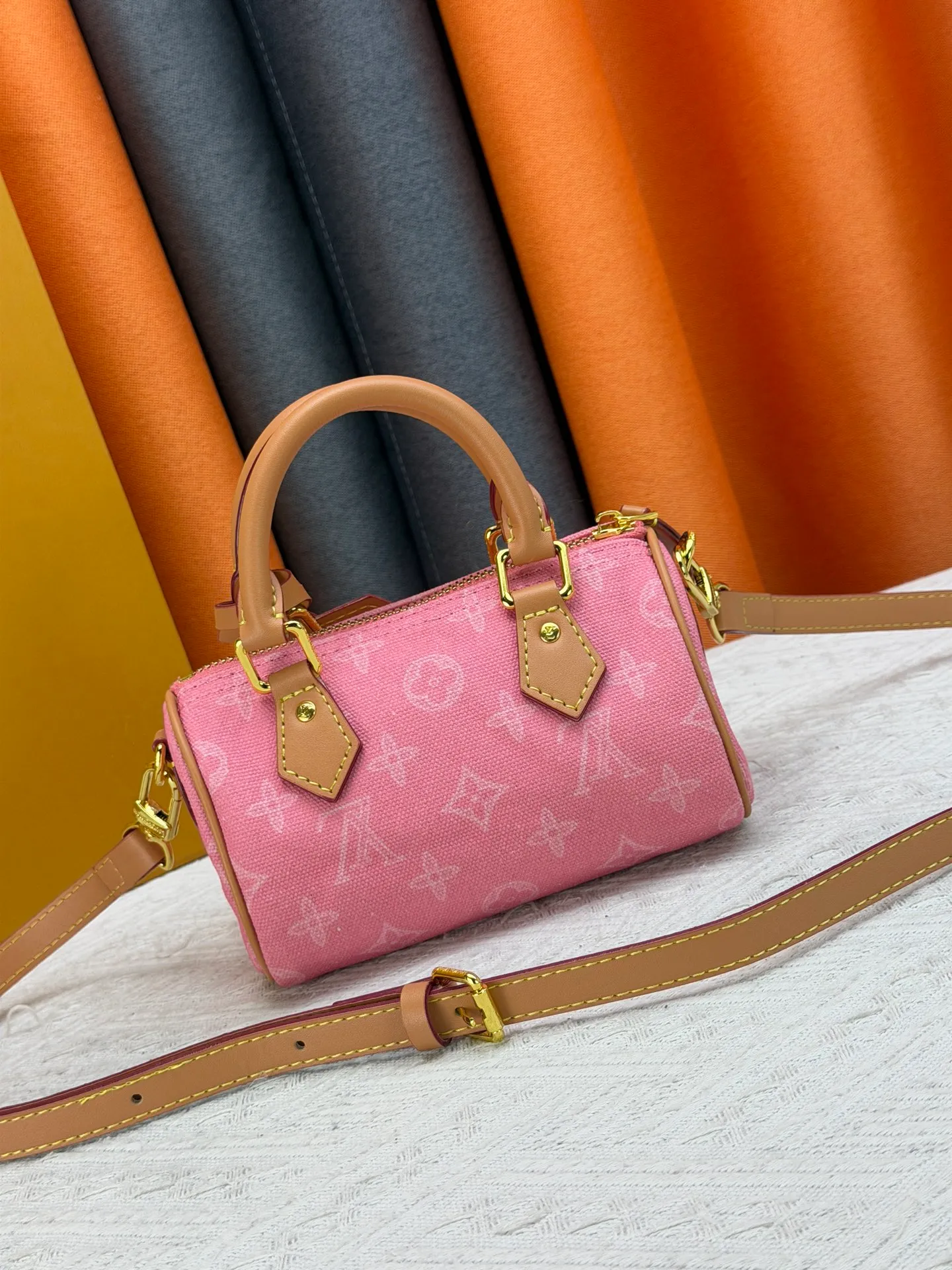 P220 M28322 Red M28323 M27610 M81085 [Exclusive background shot] This Nano Speedy handbag condenses the configuration of Louis Vuitton's classic Speedy handbag. It is made of Monogram canvas with distressed cow leather details and dazzling metal parts, making it easy to carry with you every day. The handles and removable and adjustable shoulder strap allow for a variety of styling possibilities. 16.0 x 10.0 x 7.5 cm (L x H x W) • Monogram coated canvas • Cow leather trim • Metal hardware • Zipper closure • Space to store daily necessities such as a 6.1-inch smartphone, card holder and lipstick • Shoulder strap: removable, adjustable • Half-length strap: 45.5 cm • Half-length strap adjustable to: 54.0 cm • Handle: Double handle