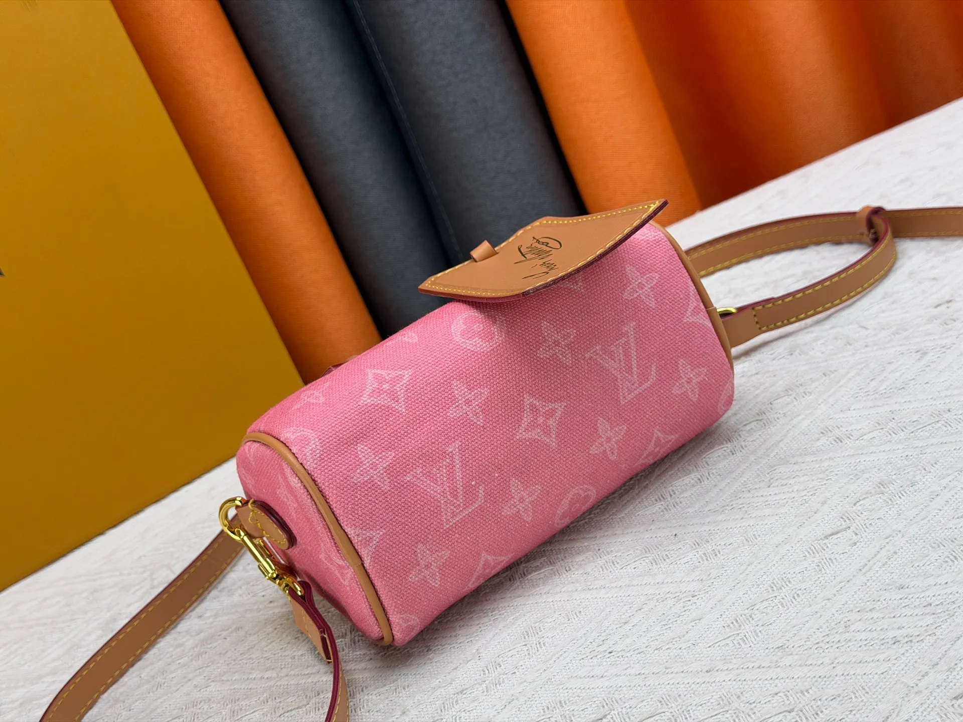 P220 M28322 Red M28323 M27610 M81085 [Exclusive background shot] This Nano Speedy handbag condenses the configuration of Louis Vuitton's classic Speedy handbag. It is made of Monogram canvas with distressed cow leather details and dazzling metal parts, making it easy to carry with you every day. The handles and removable and adjustable shoulder strap allow for a variety of styling possibilities. 16.0 x 10.0 x 7.5 cm (L x H x W) • Monogram coated canvas • Cow leather trim • Metal hardware • Zipper closure • Space to store daily necessities such as a 6.1-inch smartphone, card holder and lipstick • Shoulder strap: removable, adjustable • Half-length strap: 45.5 cm • Half-length strap adjustable to: 54.0 cm • Handle: Double handle