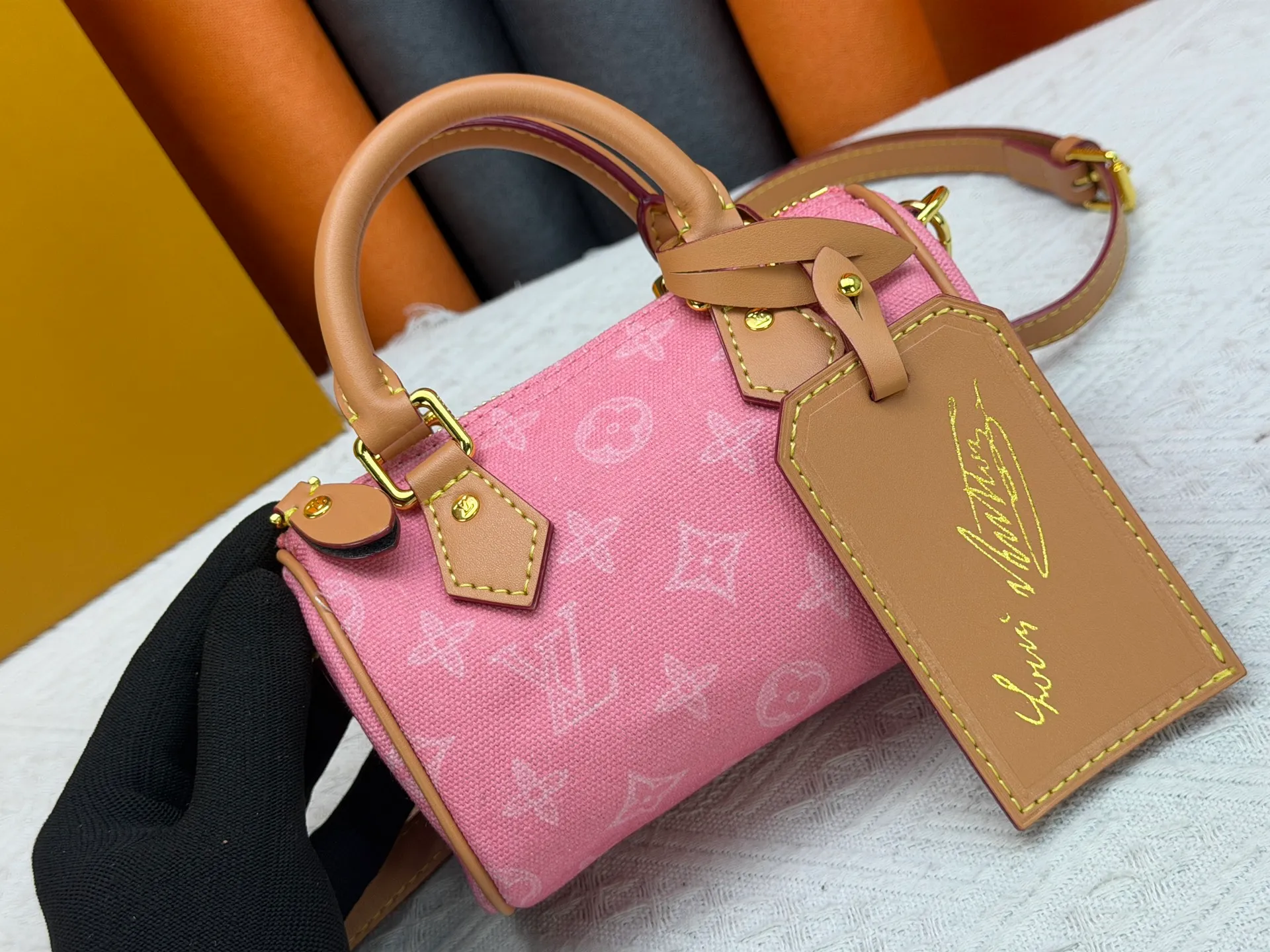 P220 M28322 Red M28323 M27610 M81085 [Exclusive background shot] This Nano Speedy handbag condenses the configuration of Louis Vuitton's classic Speedy handbag. It is made of Monogram canvas with distressed cow leather details and dazzling metal parts, making it easy to carry with you every day. The handles and removable and adjustable shoulder strap allow for a variety of styling possibilities. 16.0 x 10.0 x 7.5 cm (L x H x W) • Monogram coated canvas • Cow leather trim • Metal hardware • Zipper closure • Space to store daily necessities such as a 6.1-inch smartphone, card holder and lipstick • Shoulder strap: removable, adjustable • Half-length strap: 45.5 cm • Half-length strap adjustable to: 54.0 cm • Handle: Double handle