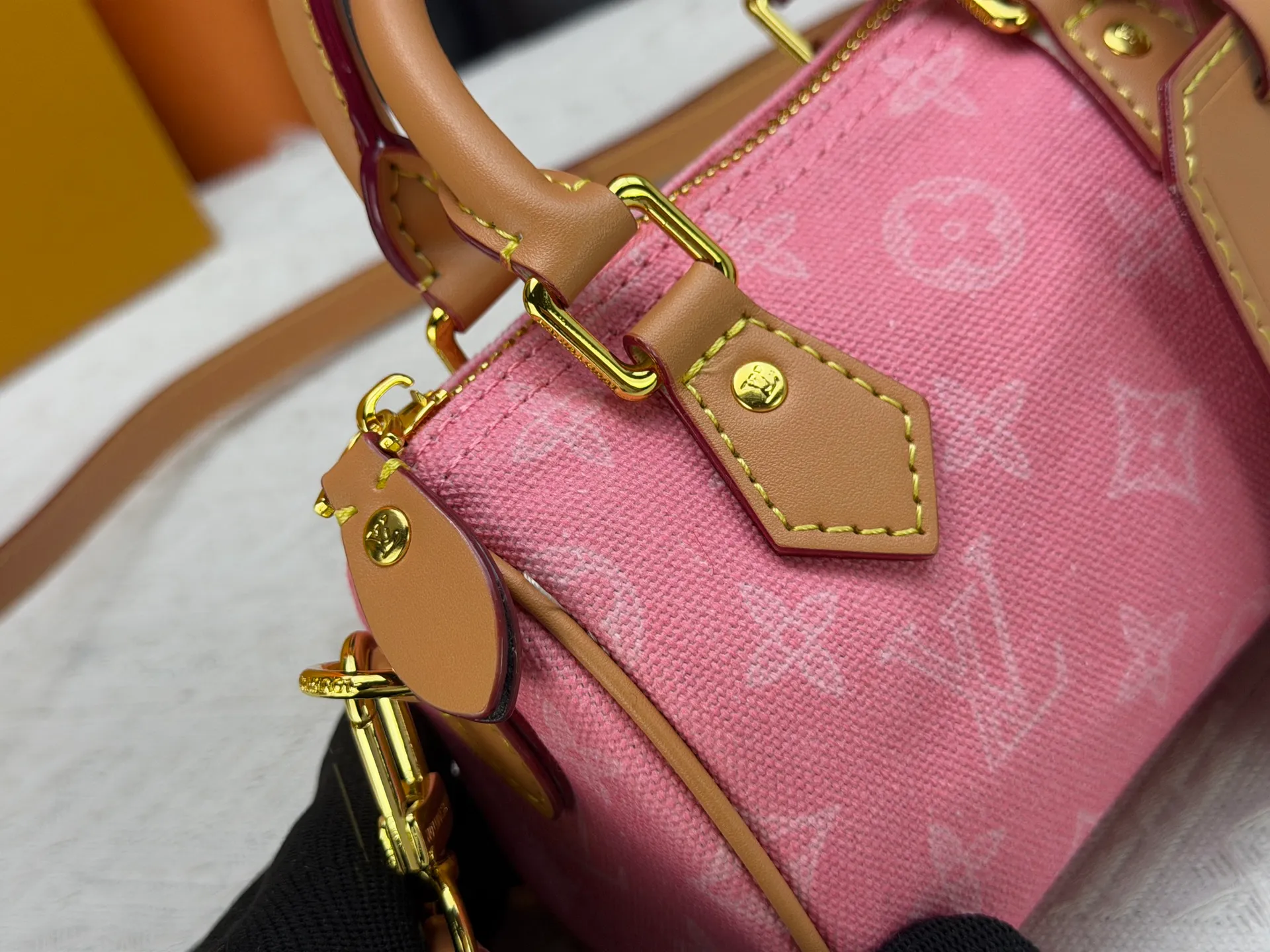P220 M28322 Red M28323 M27610 M81085 [Exclusive background shot] This Nano Speedy handbag condenses the configuration of Louis Vuitton's classic Speedy handbag. It is made of Monogram canvas with distressed cow leather details and dazzling metal parts, making it easy to carry with you every day. The handles and removable and adjustable shoulder strap allow for a variety of styling possibilities. 16.0 x 10.0 x 7.5 cm (L x H x W) • Monogram coated canvas • Cow leather trim • Metal hardware • Zipper closure • Space to store daily necessities such as a 6.1-inch smartphone, card holder and lipstick • Shoulder strap: removable, adjustable • Half-length strap: 45.5 cm • Half-length strap adjustable to: 54.0 cm • Handle: Double handle