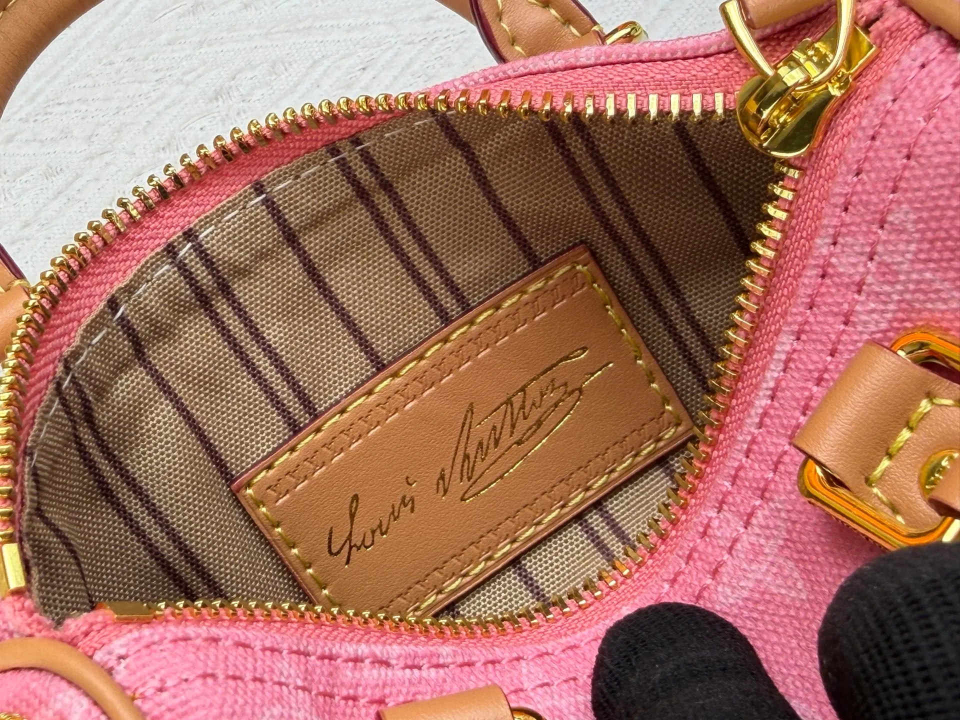 P220 M28322 Red M28323 M27610 M81085 [Exclusive background shot] This Nano Speedy handbag condenses the configuration of Louis Vuitton's classic Speedy handbag. It is made of Monogram canvas with distressed cow leather details and dazzling metal parts, making it easy to carry with you every day. The handles and removable and adjustable shoulder strap allow for a variety of styling possibilities. 16.0 x 10.0 x 7.5 cm (L x H x W) • Monogram coated canvas • Cow leather trim • Metal hardware • Zipper closure • Space to store daily necessities such as a 6.1-inch smartphone, card holder and lipstick • Shoulder strap: removable, adjustable • Half-length strap: 45.5 cm • Half-length strap adjustable to: 54.0 cm • Handle: Double handle