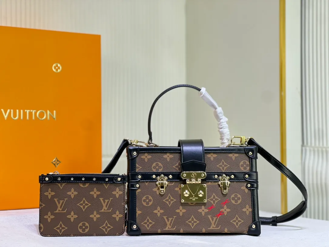Batch 460💰Original upgrade quality M46309 Nicolas Ghesquières once again goes back to Louis Vuitton’s box-making tradition to create this Petite Malle V handbag. Monogram canvas is trimmed with leather, and the side gussets are V-shaped, creating a soft texture and ample space. Comes with Monogram zippered interior pocket secured by chain. Dimensions 24 x 16 x 13 cm (length x height x width)