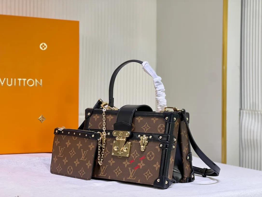 Batch 460💰Original upgrade quality M46309 Nicolas Ghesquières once again goes back to Louis Vuitton’s box-making tradition to create this Petite Malle V handbag. Monogram canvas is trimmed with leather, and the side gussets are V-shaped, creating a soft texture and ample space. Comes with Monogram zippered interior pocket secured by chain. Dimensions 24 x 16 x 13 cm (length x height x width)