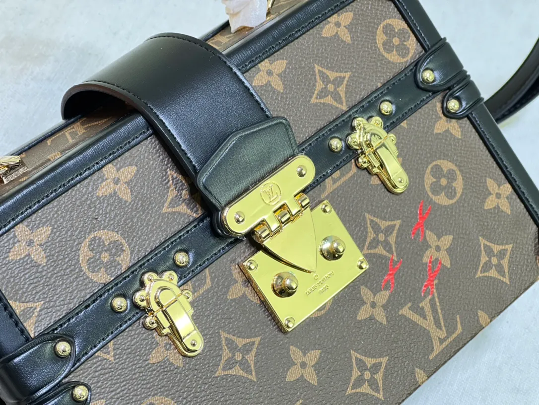 Batch 460💰Original upgrade quality M46309 Nicolas Ghesquières once again goes back to Louis Vuitton’s box-making tradition to create this Petite Malle V handbag. Monogram canvas is trimmed with leather, and the side gussets are V-shaped, creating a soft texture and ample space. Comes with Monogram zippered interior pocket secured by chain. Dimensions 24 x 16 x 13 cm (length x height x width)