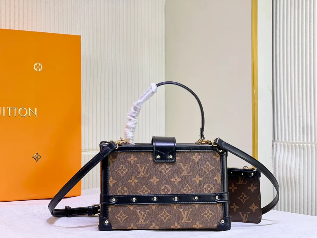 Batch 460💰Original upgrade quality M46309 Nicolas Ghesquières once again goes back to Louis Vuitton’s box-making tradition to create this Petite Malle V handbag. Monogram canvas is trimmed with leather, and the side gussets are V-shaped, creating a soft texture and ample space. Comes with Monogram zippered interior pocket secured by chain. Dimensions 24 x 16 x 13 cm (length x height x width)