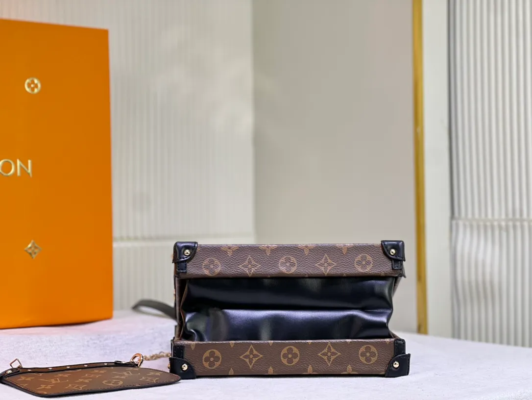 Batch 460💰Original upgrade quality M46309 Nicolas Ghesquières once again goes back to Louis Vuitton’s box-making tradition to create this Petite Malle V handbag. Monogram canvas is trimmed with leather, and the side gussets are V-shaped, creating a soft texture and ample space. Comes with Monogram zippered interior pocket secured by chain. Dimensions 24 x 16 x 13 cm (length x height x width)