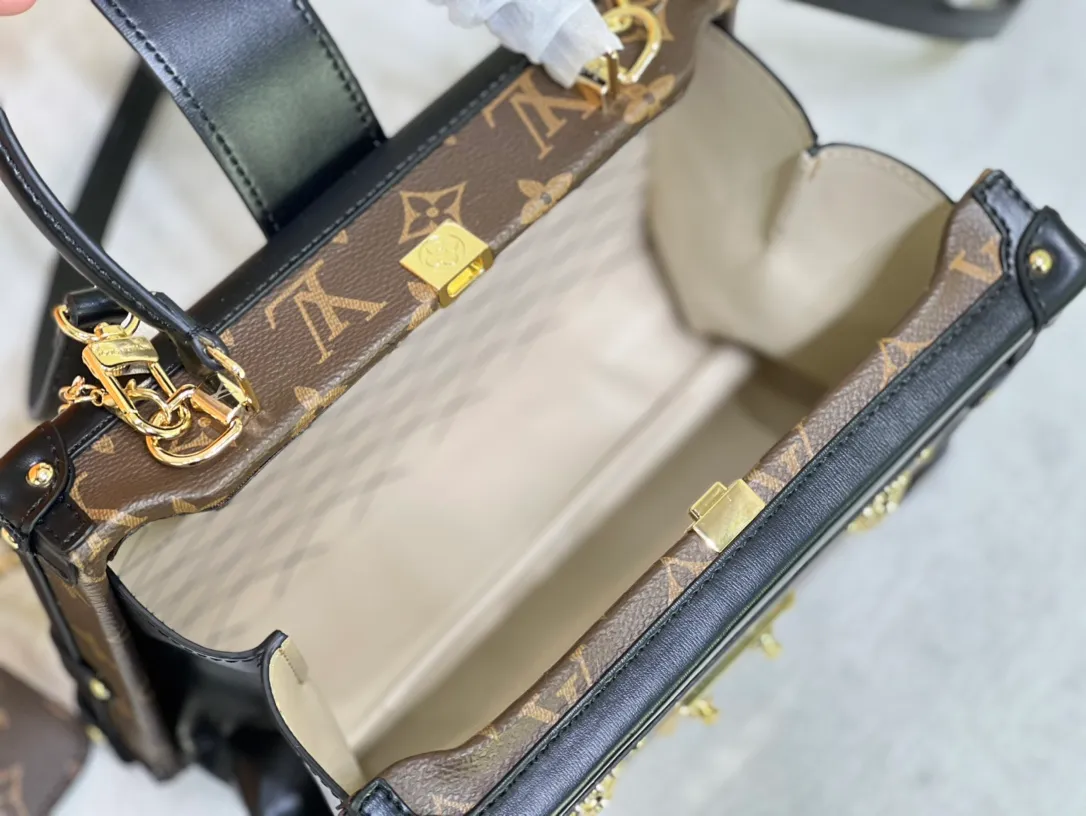 Batch 460💰Original upgrade quality M46309 Nicolas Ghesquières once again goes back to Louis Vuitton’s box-making tradition to create this Petite Malle V handbag. Monogram canvas is trimmed with leather, and the side gussets are V-shaped, creating a soft texture and ample space. Comes with Monogram zippered interior pocket secured by chain. Dimensions 24 x 16 x 13 cm (length x height x width)