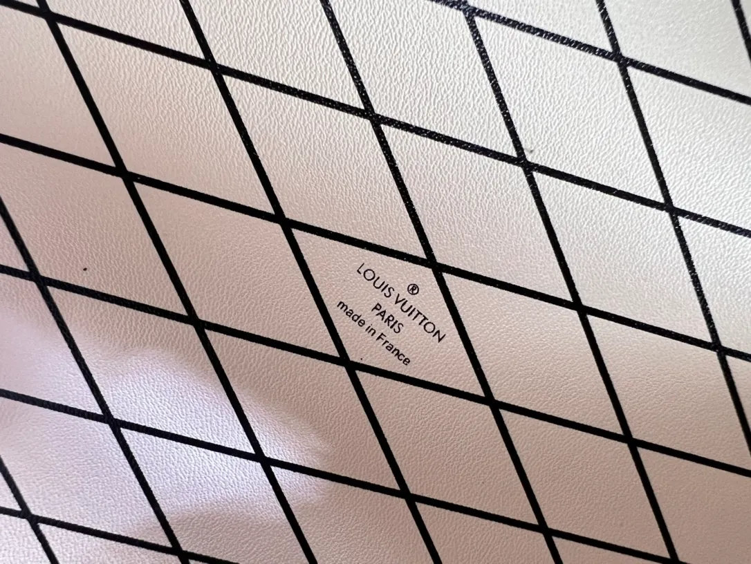 Batch 460💰Original upgrade quality M46309 Nicolas Ghesquières once again goes back to Louis Vuitton’s box-making tradition to create this Petite Malle V handbag. Monogram canvas is trimmed with leather, and the side gussets are V-shaped, creating a soft texture and ample space. Comes with Monogram zippered interior pocket secured by chain. Dimensions 24 x 16 x 13 cm (length x height x width)