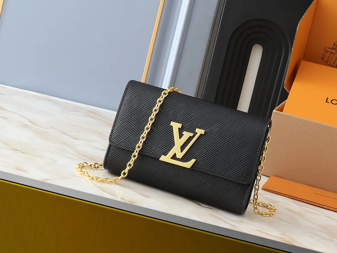 💰220💰Upgraded original M23756 black M12788 black, M12789 khaki This Pochette Louise chain bag renews the classic design in the new season with new proportions. Shaped in beautifully lustrous Epi leather or sleek patent leather, the bag can securely store your essentials and make it a perfect companion for a night out. Paired with a dazzling chain, it can be carried elegantly on the shoulder or in the hand. Lacquered water-patterned Epi cow leather. LV letter magnetic buckle closure. Dimensions: 22x 14x5 cm (length x height x width)