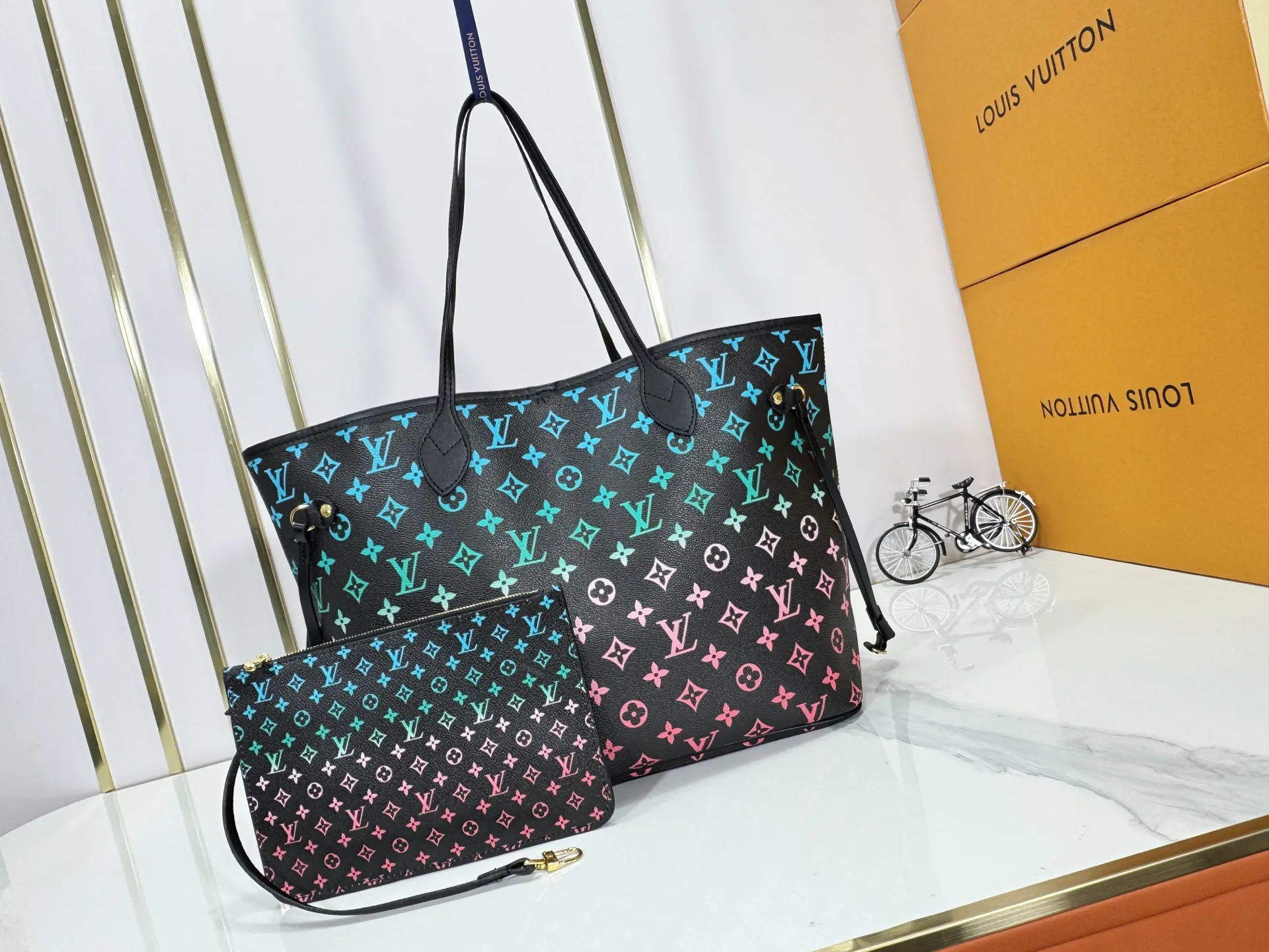 P260 Upgraded original M14210 M45686 M46649 M58907 M46329 M21579 M45685 M46676 M40995 This Neverfull medium handbag uses embossing and printing processes to depict the Monogram pattern on the cow leather. Tighten the side straps and the tote instantly transforms into an elegant urban handbag; the long handle makes it easy to carry over the shoulder or elbow. 31.0 x 28.0 x 14.0 cm (length x height x width)