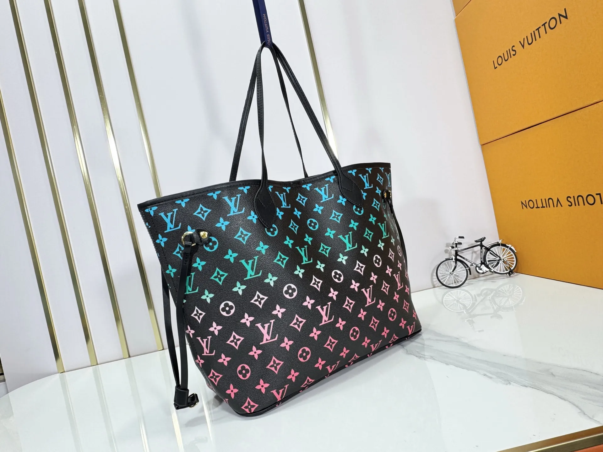 P260 Upgraded original M14210 M45686 M46649 M58907 M46329 M21579 M45685 M46676 M40995 This Neverfull medium handbag uses embossing and printing processes to depict the Monogram pattern on the cow leather. Tighten the side straps and the tote instantly transforms into an elegant urban handbag; the long handle makes it easy to carry over the shoulder or elbow. 31.0 x 28.0 x 14.0 cm (length x height x width)