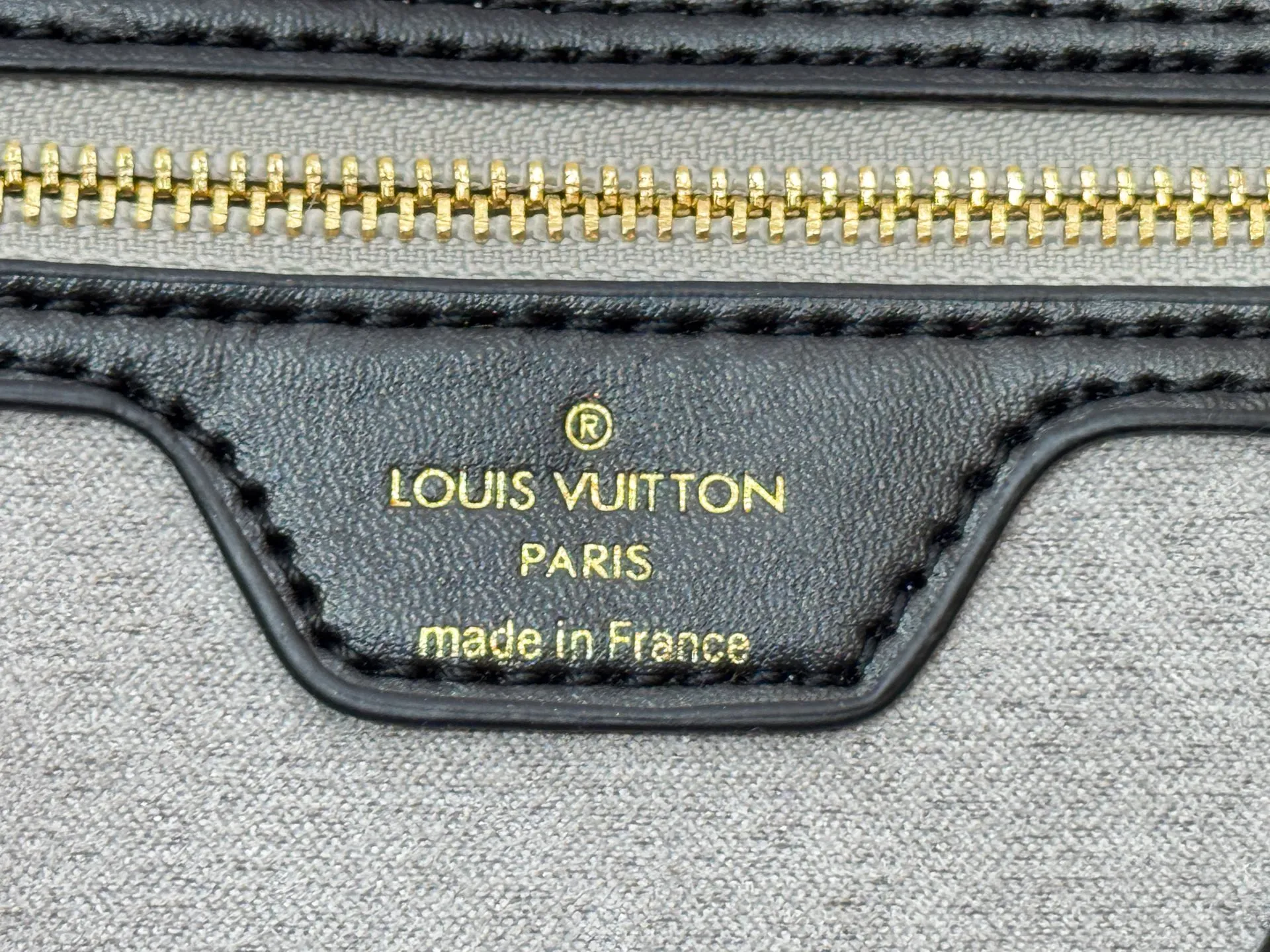 P260 Upgraded original M14210 M45686 M46649 M58907 M46329 M21579 M45685 M46676 M40995 This Neverfull medium handbag uses embossing and printing processes to depict the Monogram pattern on the cow leather. Tighten the side straps and the tote instantly transforms into an elegant urban handbag; the long handle makes it easy to carry over the shoulder or elbow. 31.0 x 28.0 x 14.0 cm (length x height x width)
