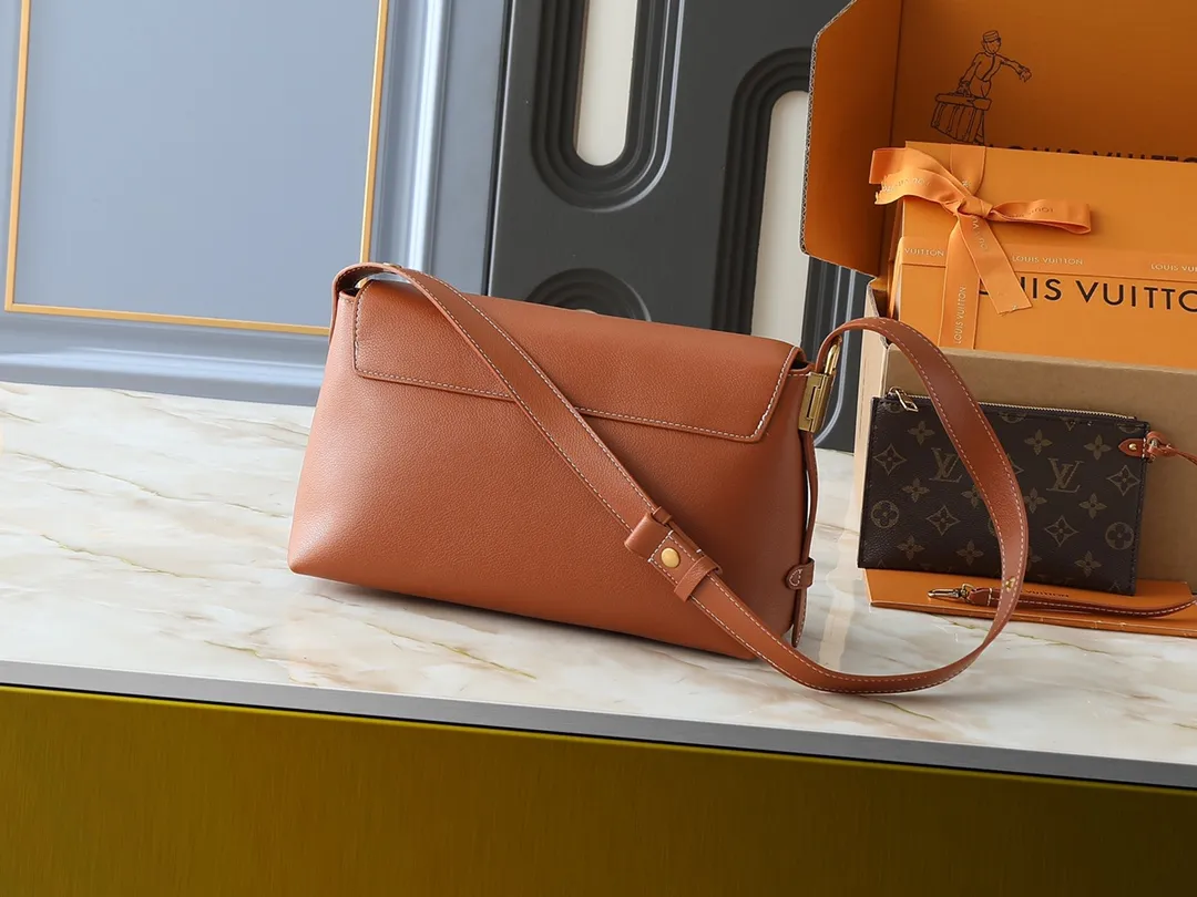 💰280💰Upgraded from the original M13151 M13148, the classic Low Key series ingeniously presents a new flip cover: This Low Key Messenger handbag is made of soft cow leather and uses an old metal padlock to create a retro style. Adjustable handles unlock a variety of carrying possibilities, and it comes with a removable Monogram canvas zippered interior pocket. Dimensions: 30.0 x 18.0 x 12.0 cm (length x height x width)