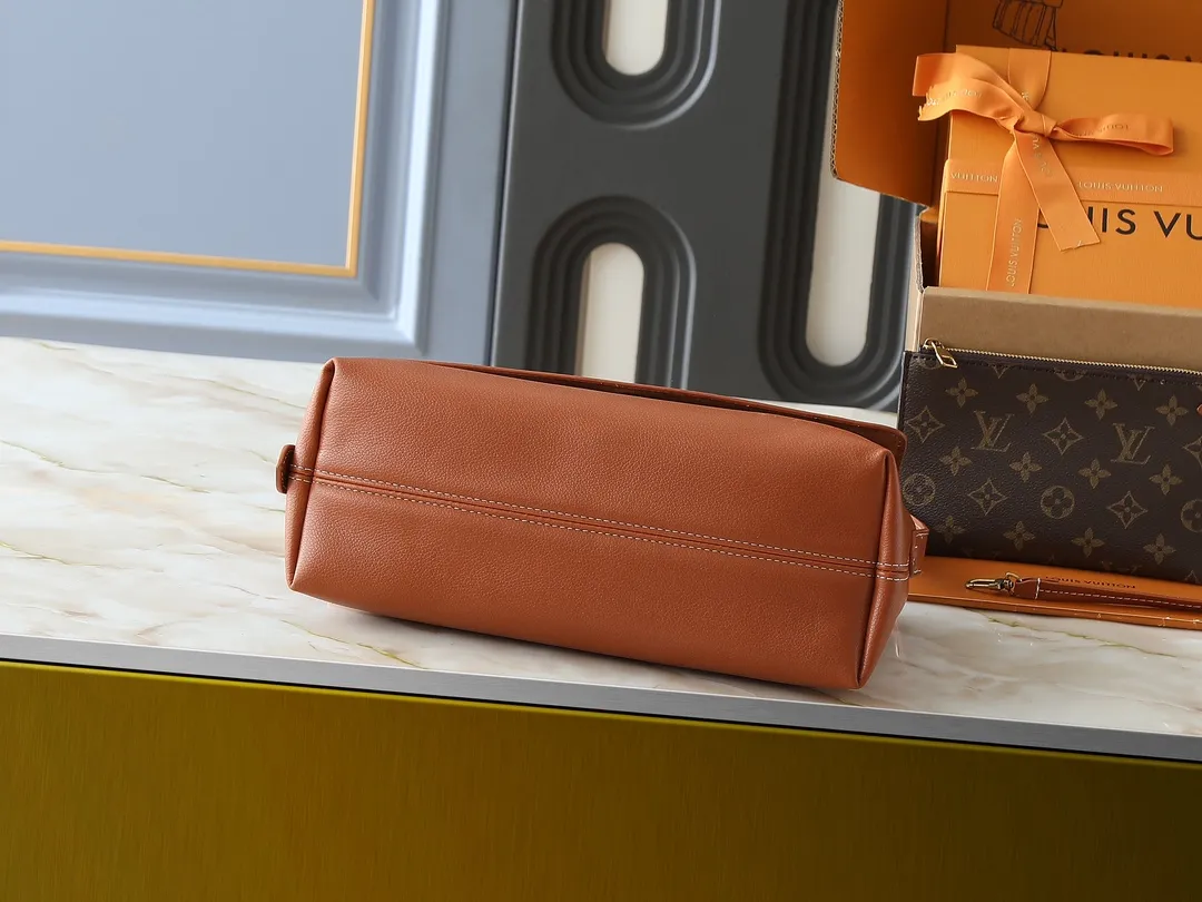 💰280💰Upgraded from the original M13151 M13148, the classic Low Key series ingeniously presents a new flip cover: This Low Key Messenger handbag is made of soft cow leather and uses an old metal padlock to create a retro style. Adjustable handles unlock a variety of carrying possibilities, and it comes with a removable Monogram canvas zippered interior pocket. Dimensions: 30.0 x 18.0 x 12.0 cm (length x height x width)