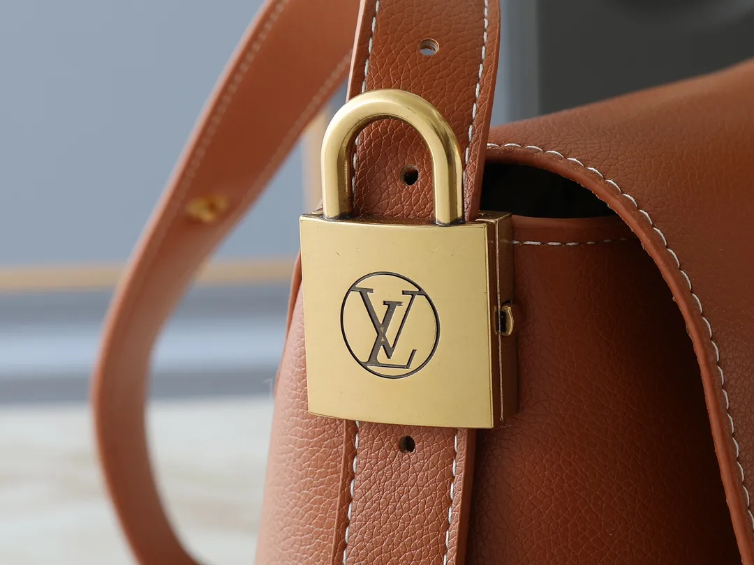 💰280💰Upgraded from the original M13151 M13148, the classic Low Key series ingeniously presents a new flip cover: This Low Key Messenger handbag is made of soft cow leather and uses an old metal padlock to create a retro style. Adjustable handles unlock a variety of carrying possibilities, and it comes with a removable Monogram canvas zippered interior pocket. Dimensions: 30.0 x 18.0 x 12.0 cm (length x height x width)