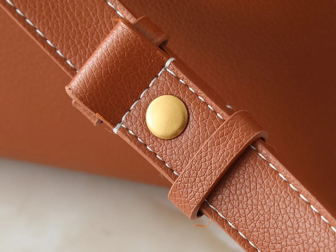 💰280💰Upgraded from the original M13151 M13148, the classic Low Key series ingeniously presents a new flip cover: This Low Key Messenger handbag is made of soft cow leather and uses an old metal padlock to create a retro style. Adjustable handles unlock a variety of carrying possibilities, and it comes with a removable Monogram canvas zippered interior pocket. Dimensions: 30.0 x 18.0 x 12.0 cm (length x height x width)