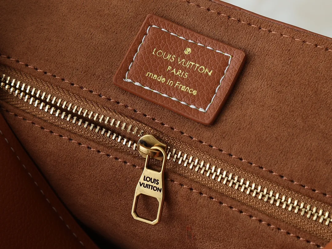 💰280💰Upgraded from the original M13151 M13148, the classic Low Key series ingeniously presents a new flip cover: This Low Key Messenger handbag is made of soft cow leather and uses an old metal padlock to create a retro style. Adjustable handles unlock a variety of carrying possibilities, and it comes with a removable Monogram canvas zippered interior pocket. Dimensions: 30.0 x 18.0 x 12.0 cm (length x height x width)