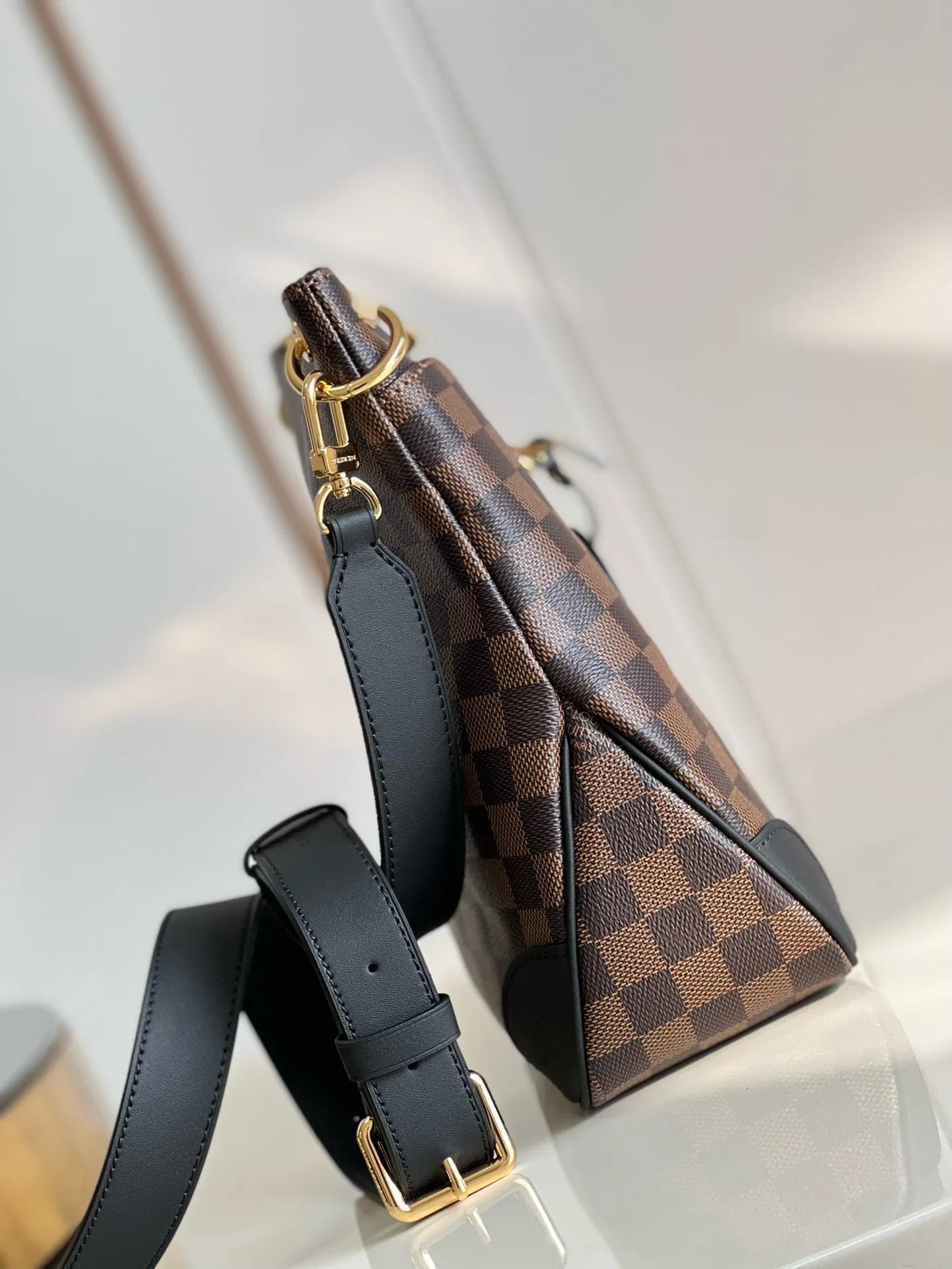 💰860 Top Original Order [Exclusive Real Shot M45355 Cage Black Leather] 45352 The new Odeon medium handbag is launched in the autumn and winter of 2020, using Monogram canvas and reinforced leather corners to convey a retro feel. The adjustable shoulder strap makes it easy to carry on the shoulder or across the body, and the zipper allows easy access to your belongings. Detailed features 31.0 x 27.0 x 11.0 cm (length x height x width)