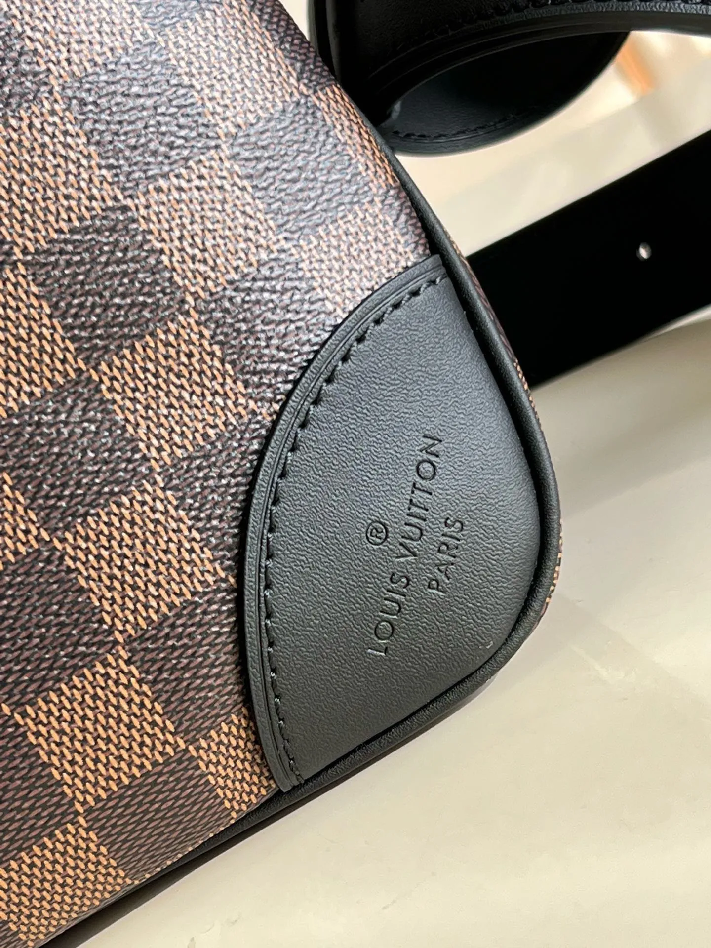 💰860 Top Original Order [Exclusive Real Shot M45355 Cage Black Leather] 45352 The new Odeon medium handbag is launched in the autumn and winter of 2020, using Monogram canvas and reinforced leather corners to convey a retro feel. The adjustable shoulder strap makes it easy to carry on the shoulder or across the body, and the zipper allows easy access to your belongings. Detailed features 31.0 x 27.0 x 11.0 cm (length x height x width)